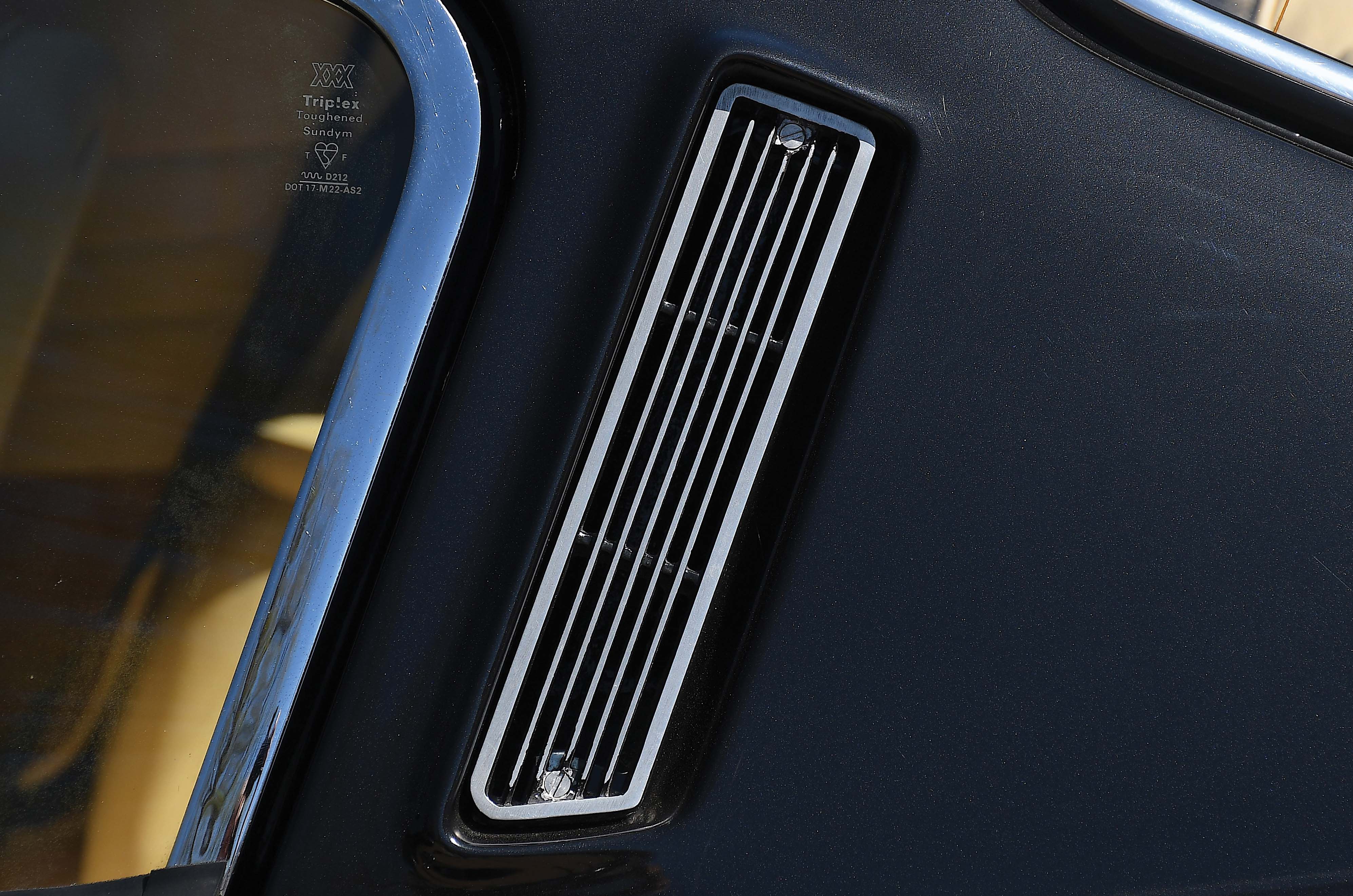 Classic & Sports Car – Jaguar E-type 2+2 vs Lotus Elan +2S: sports for all
