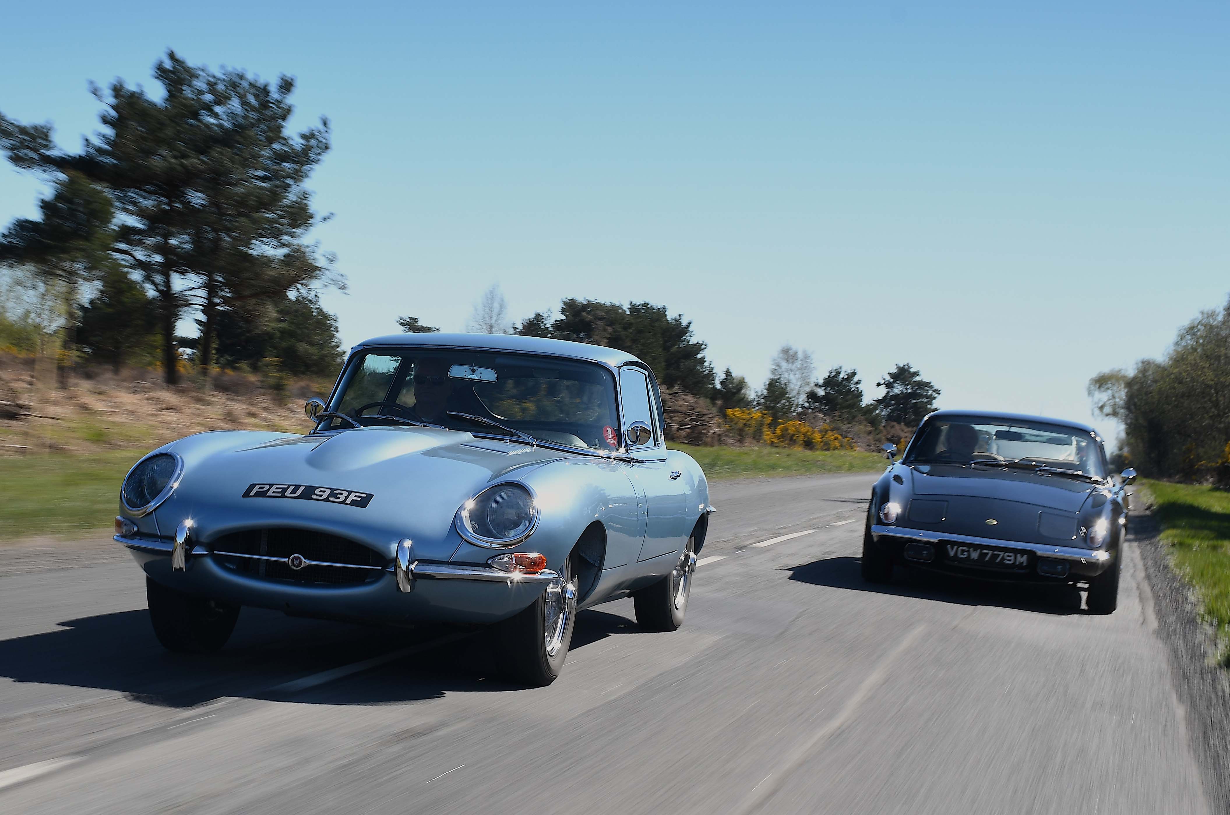 Classic & Sports Car – Jaguar E-type 2+2 vs Lotus Elan +2S: sports for all
