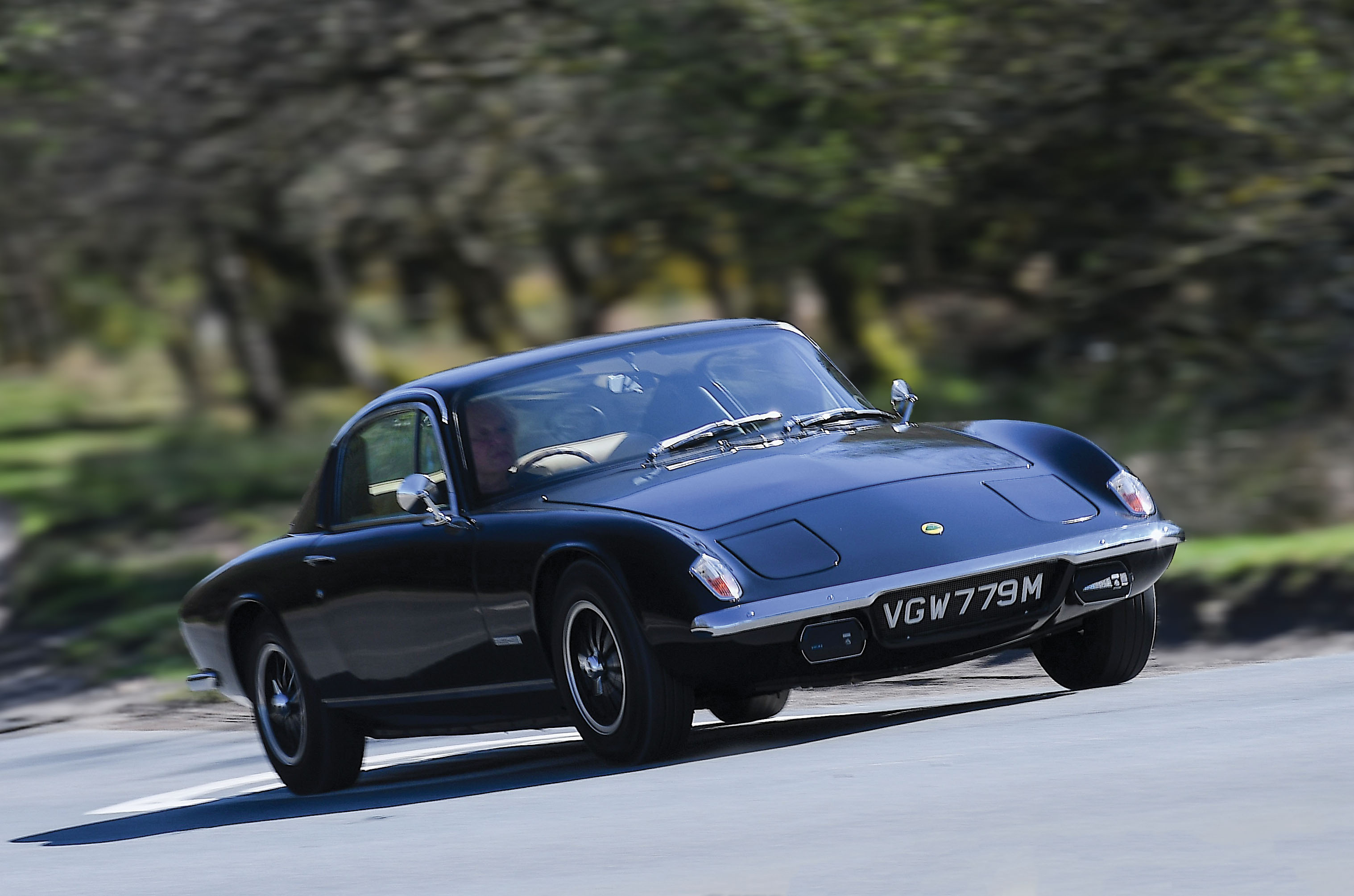 Classic & Sports Car – Jaguar E-type 2+2 vs Lotus Elan +2S: sports for all