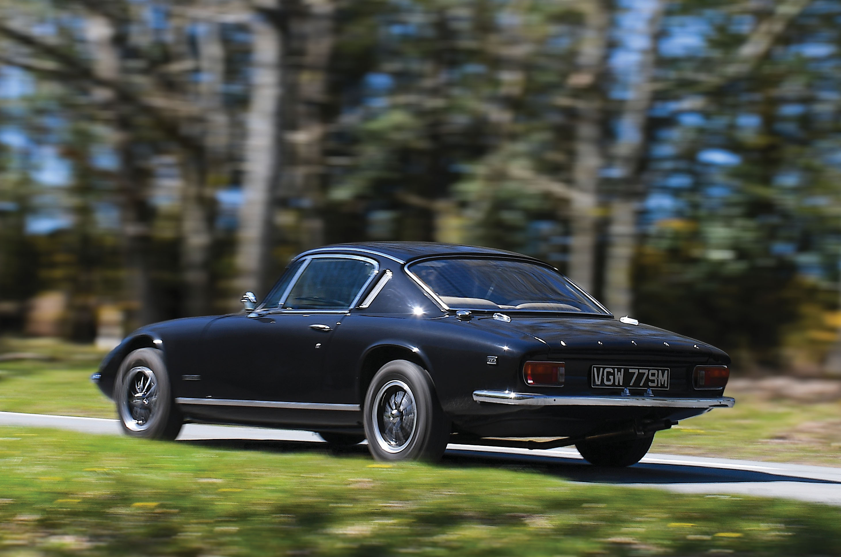 Classic & Sports Car – Jaguar E-type 2+2 vs Lotus Elan +2S: sports for all