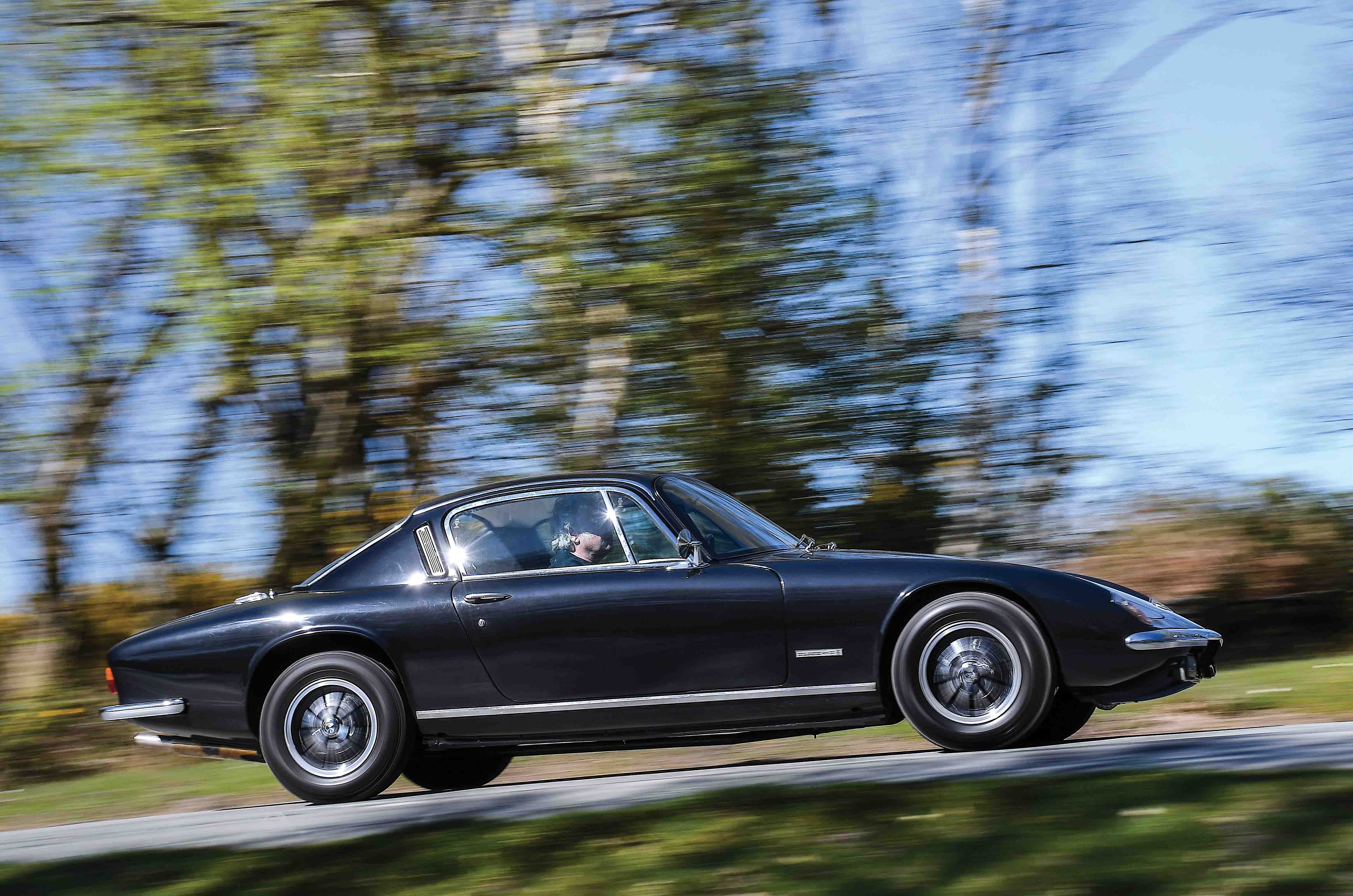 Classic & Sports Car – Jaguar E-type 2+2 vs Lotus Elan +2S: sports for all