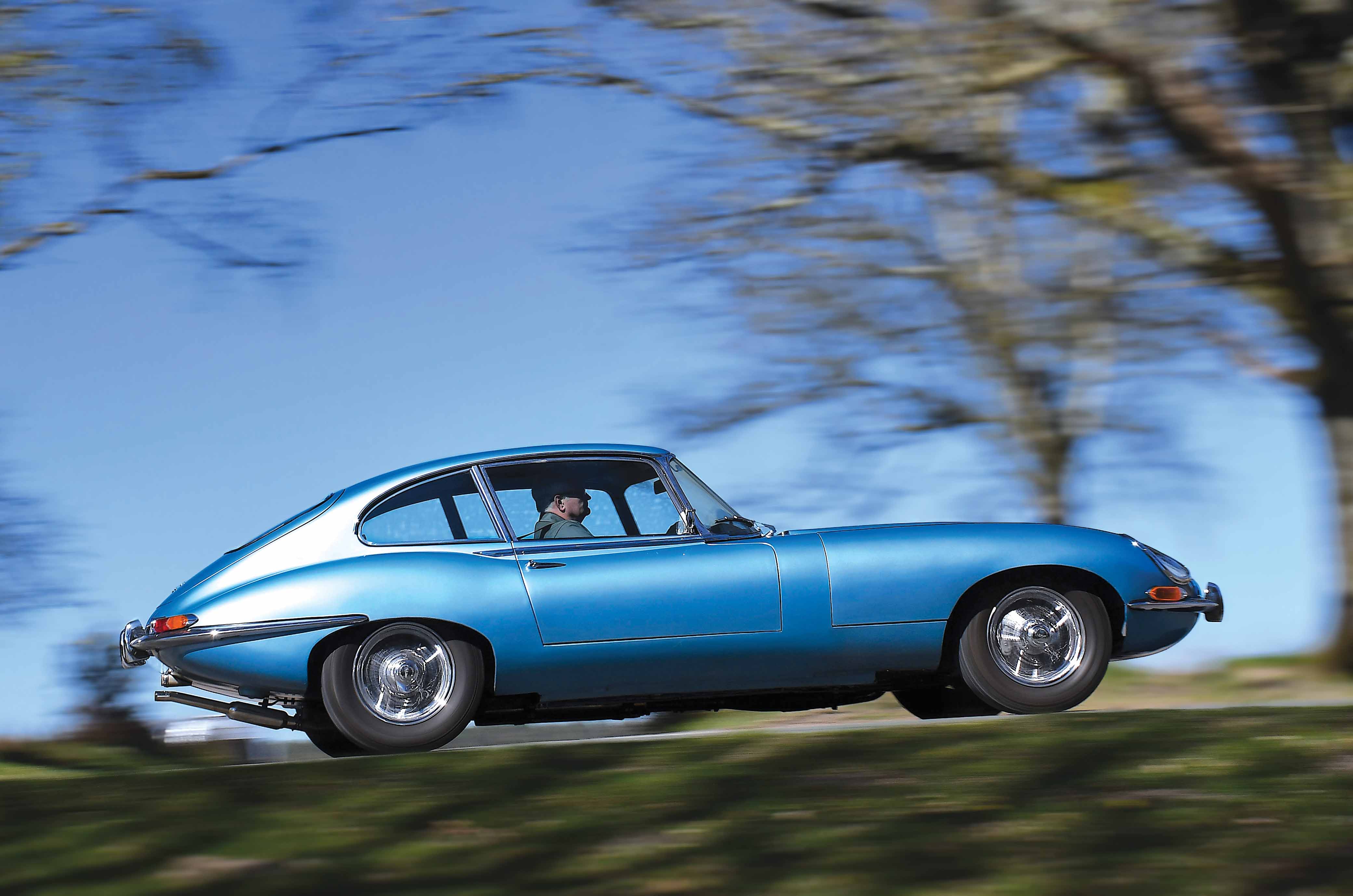 Classic & Sports Car – Jaguar E-type 2+2 vs Lotus Elan +2S: sports for all