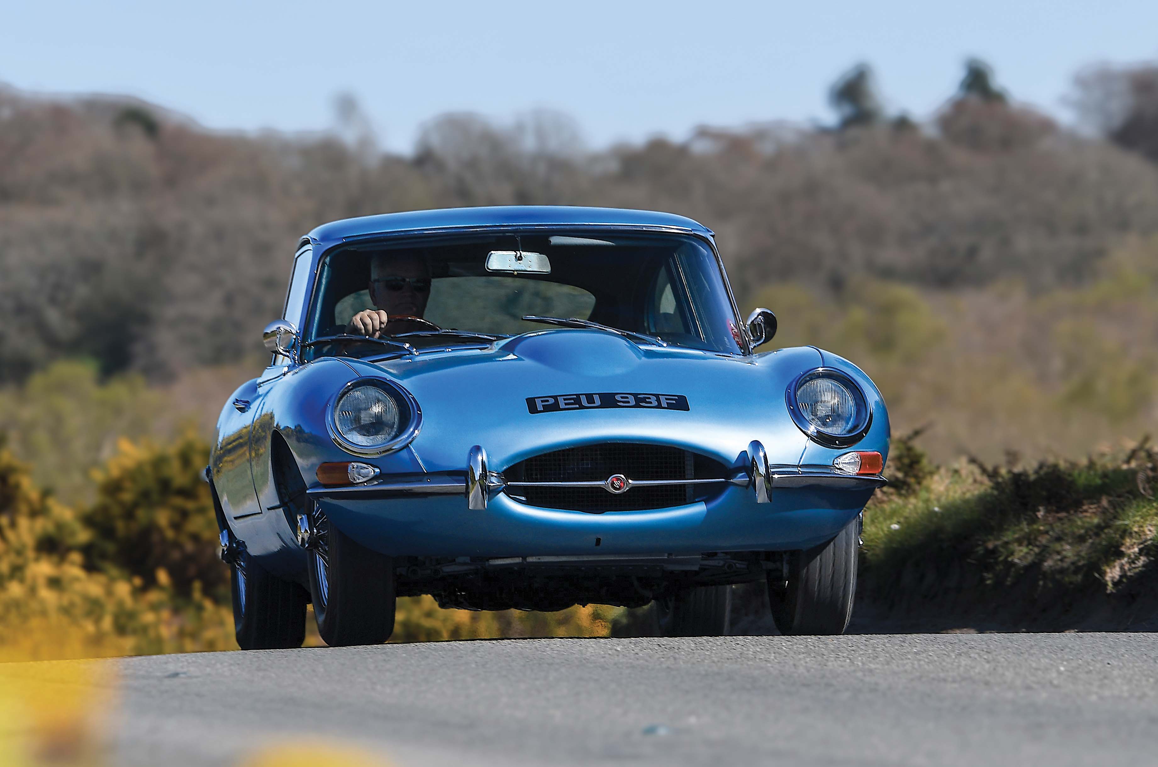 Classic & Sports Car – Jaguar E-type 2+2 vs Lotus Elan +2S: sports for all