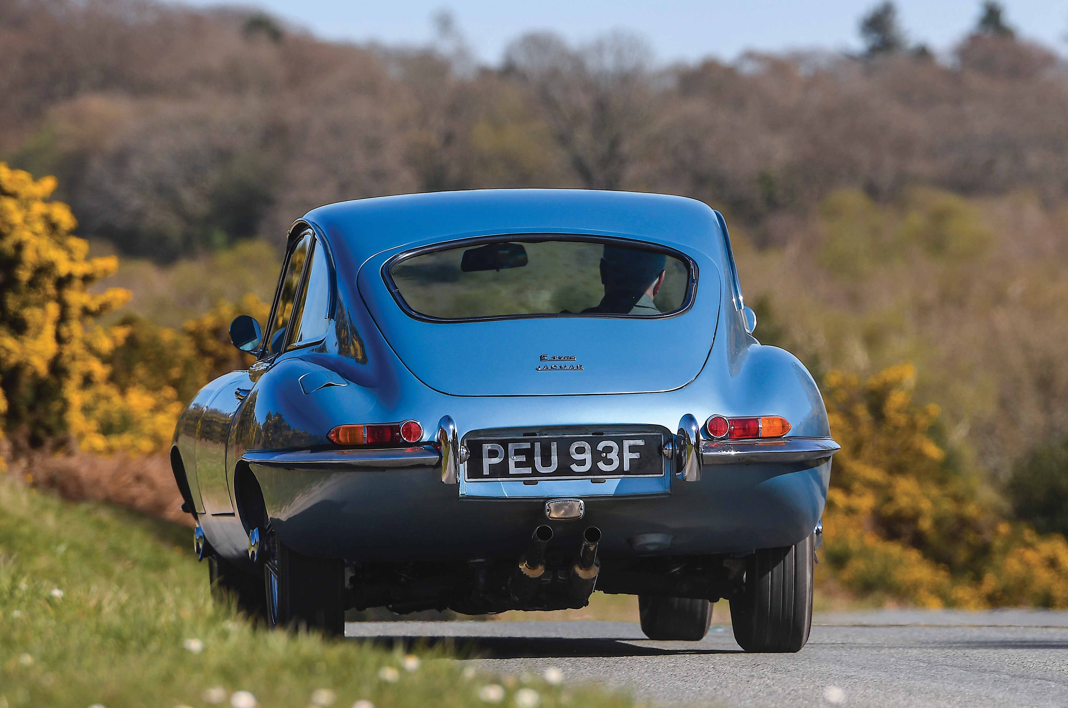 Classic & Sports Car – Jaguar E-type 2+2 vs Lotus Elan +2S: sports for all