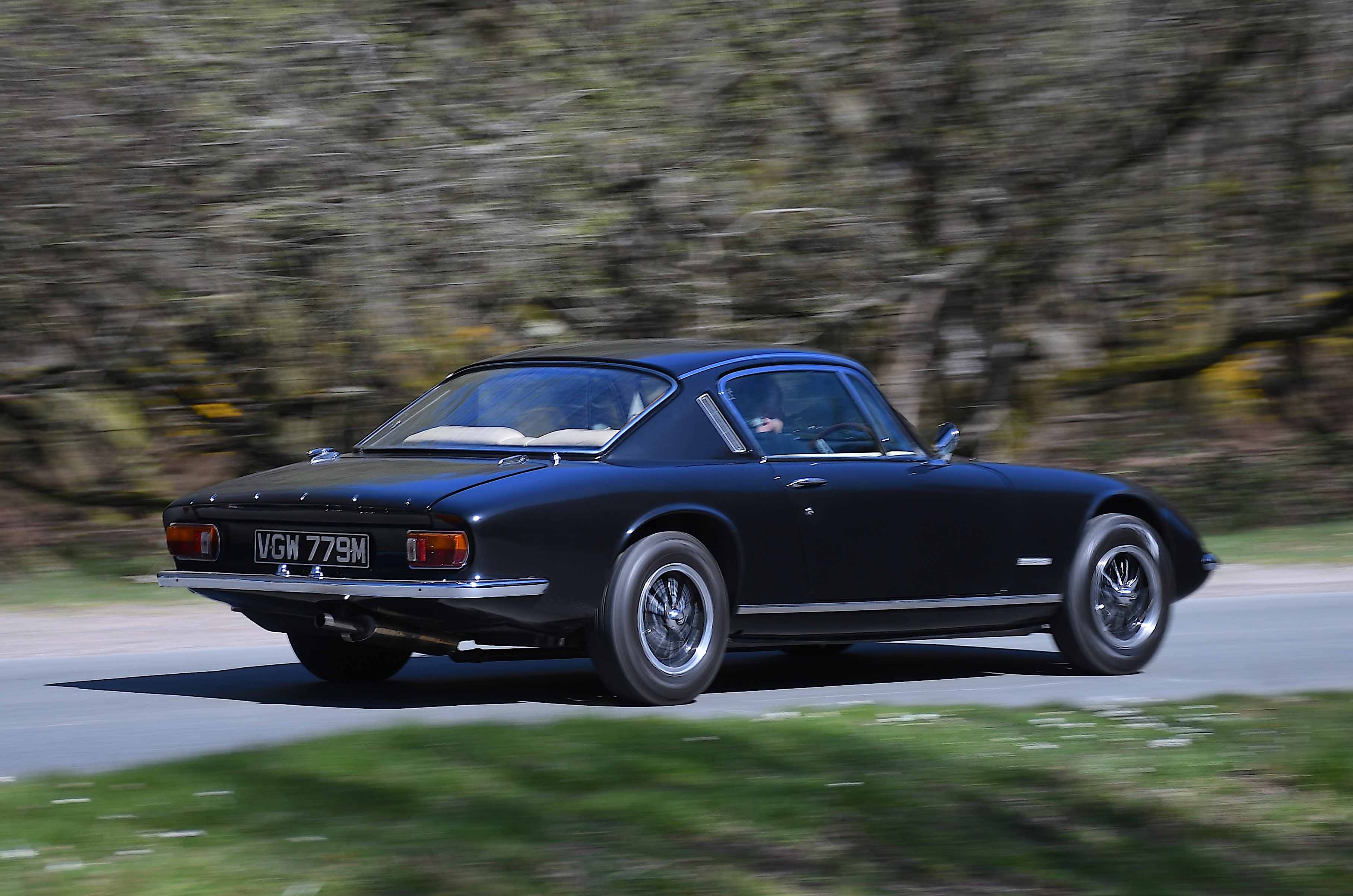 Classic & Sports Car – Jaguar E-type 2+2 vs Lotus Elan +2S: sports for all