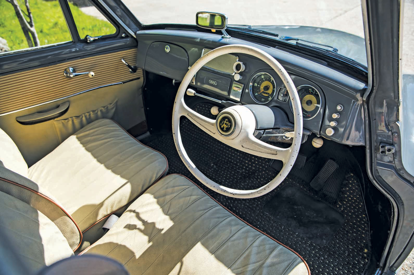 Classic & Sports Car – Panhard PL17 vs Auto Union 1000S: spot the difference