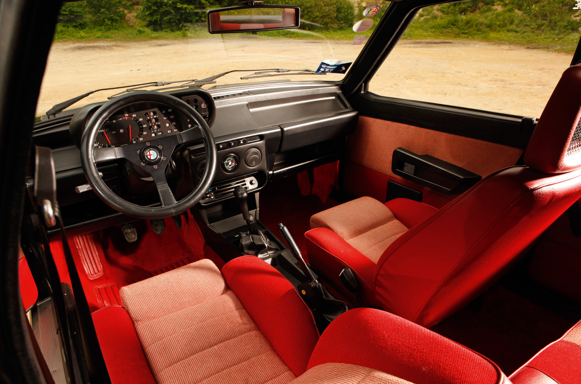 Classic & Sports Car – Alfa Romeo Giulietta Turbodelta vs 75 Turbo Evoluzione: special forces