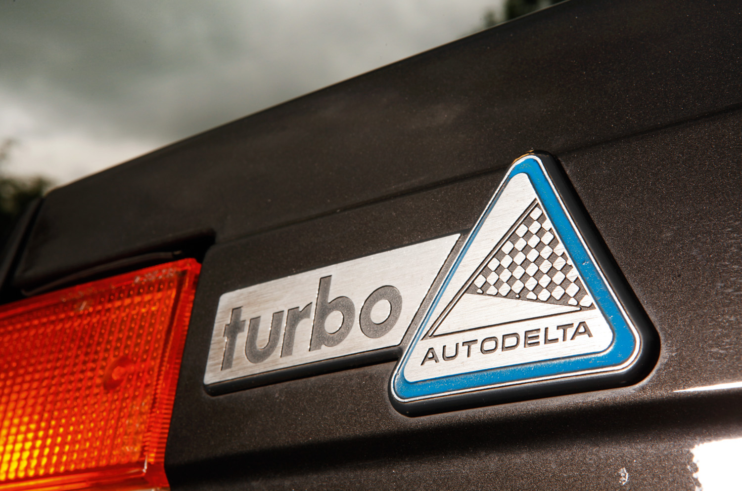 Classic & Sports Car – Alfa Romeo Giulietta Turbodelta vs 75 Turbo Evoluzione: special forces