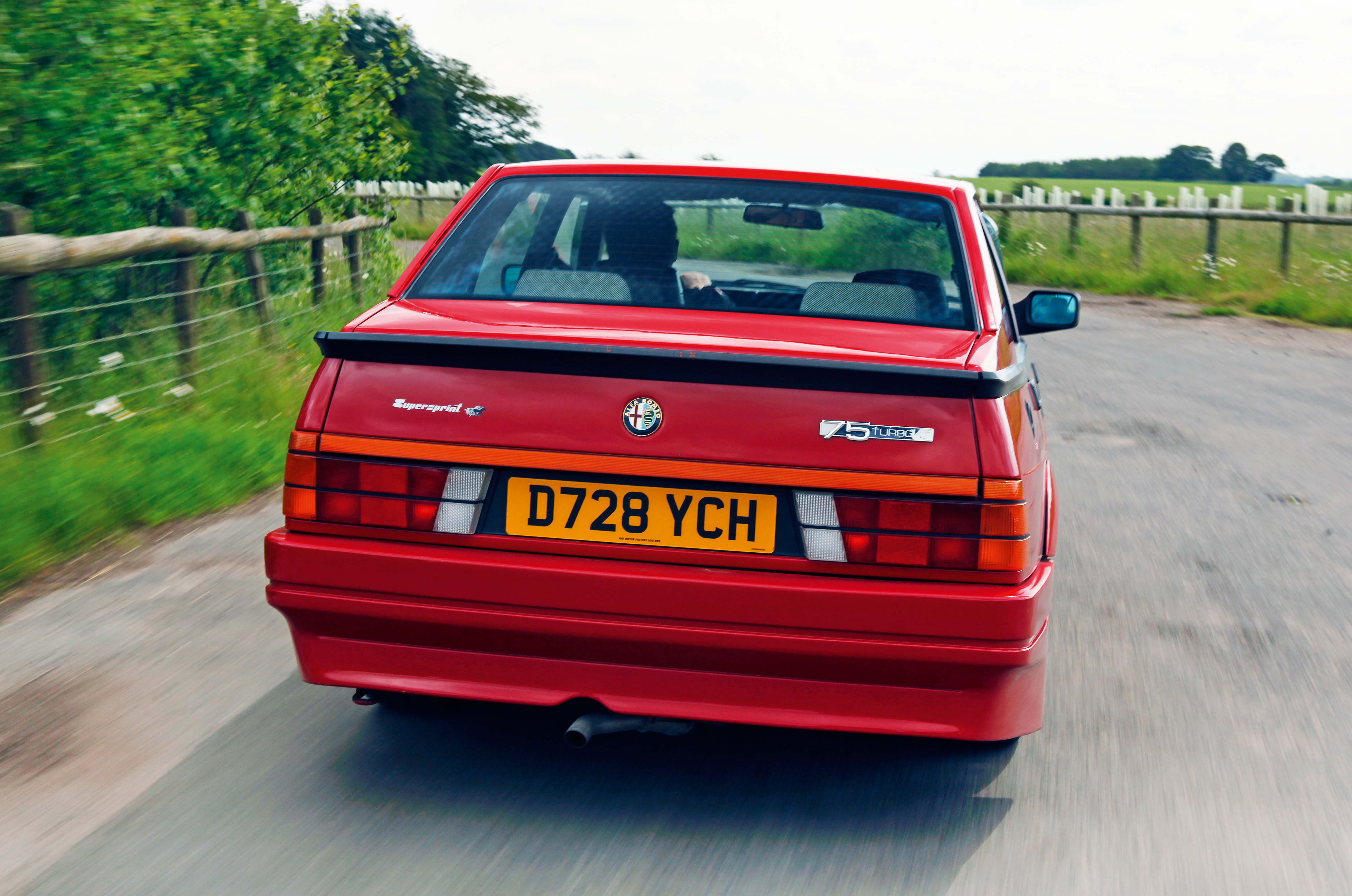 Classic & Sports Car – Alfa Romeo Giulietta Turbodelta vs 75 Turbo Evoluzione: special forces