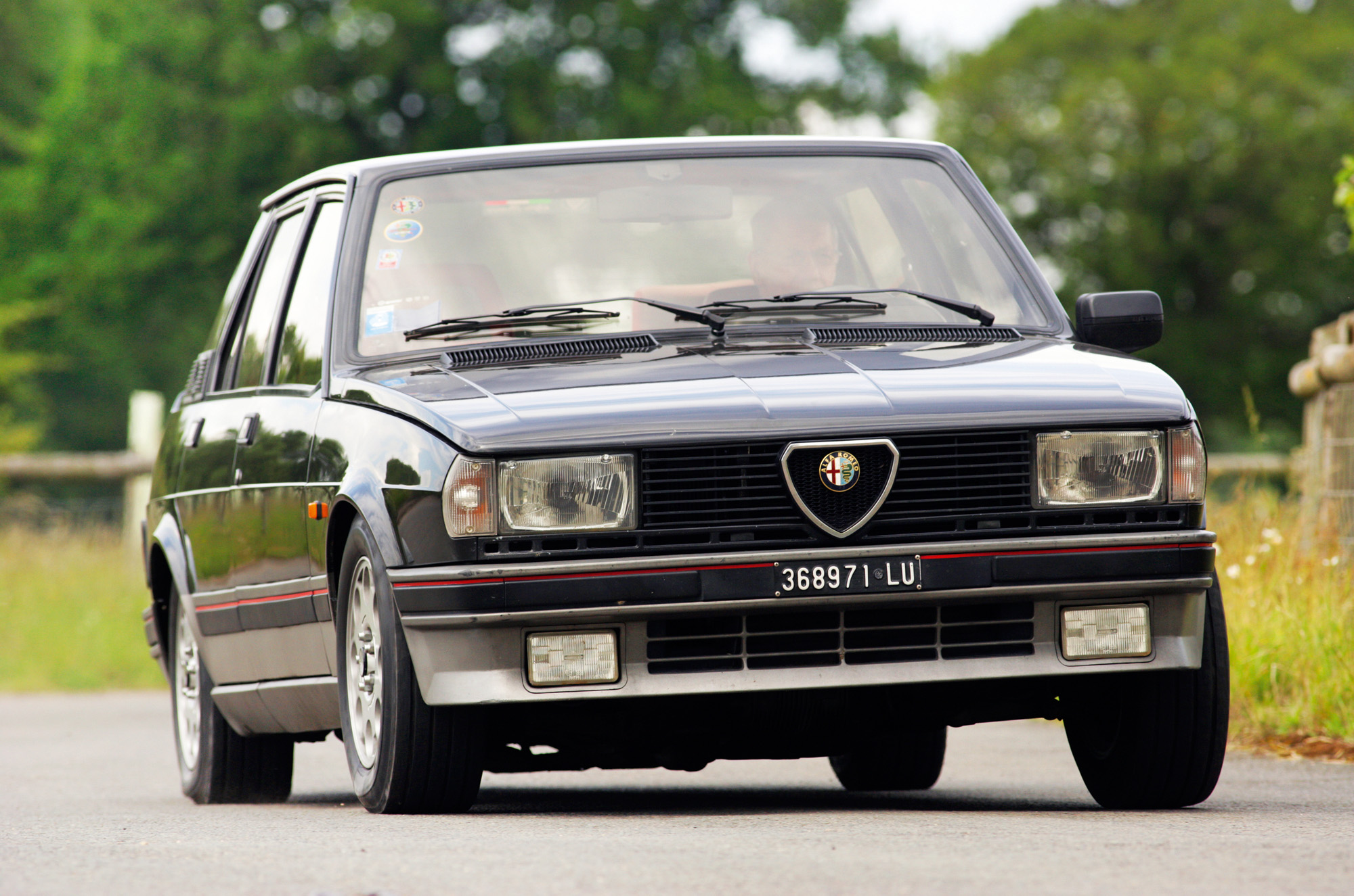 Classic & Sports Car – Alfa Romeo Giulietta Turbodelta vs 75 Turbo Evoluzione: special forces