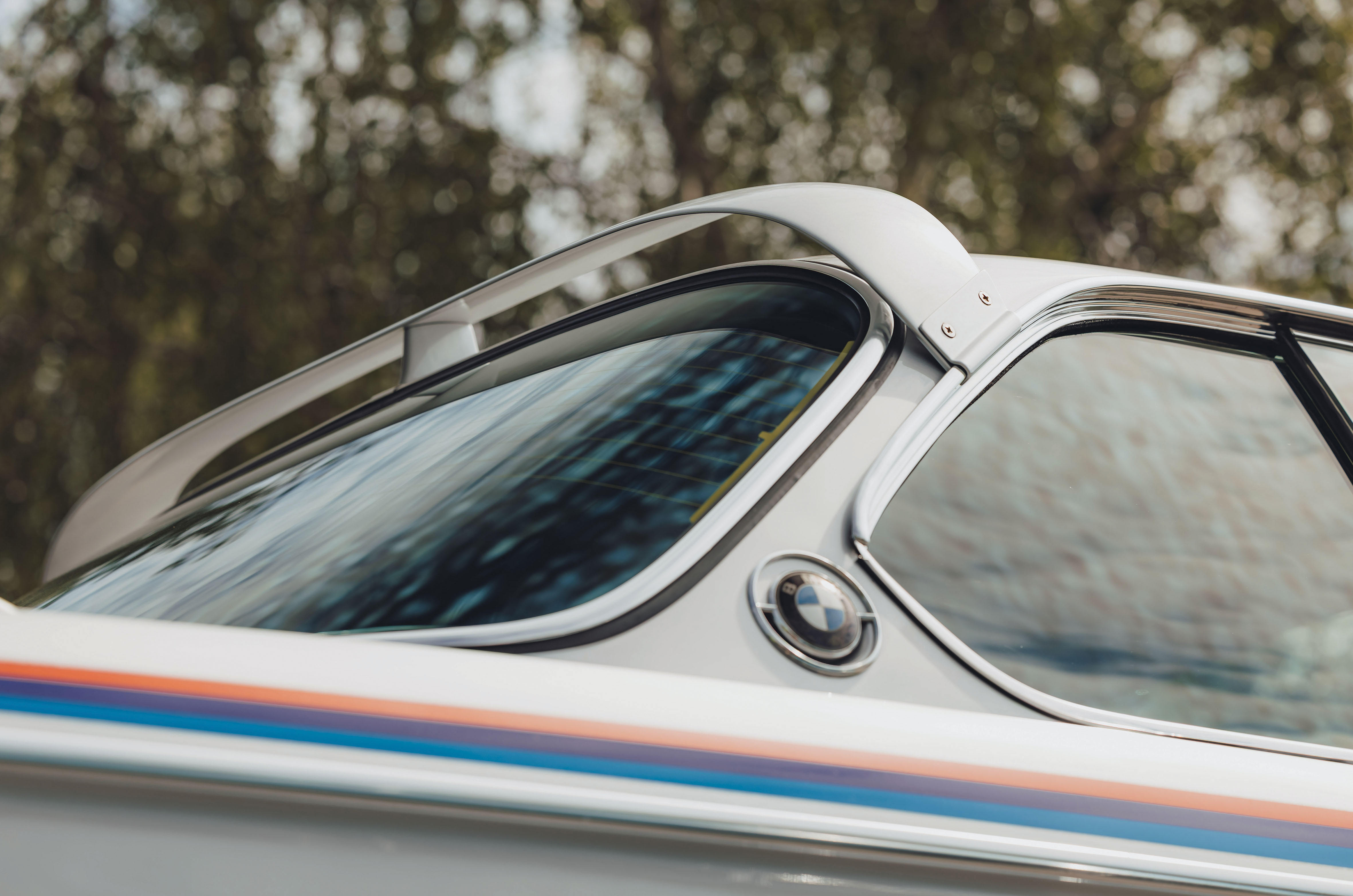 Classic & Sports Car – BMW 3.0 CSL ‘Batmobile’ vs Porsche 911 Carrera RS 2.7: the speed of light