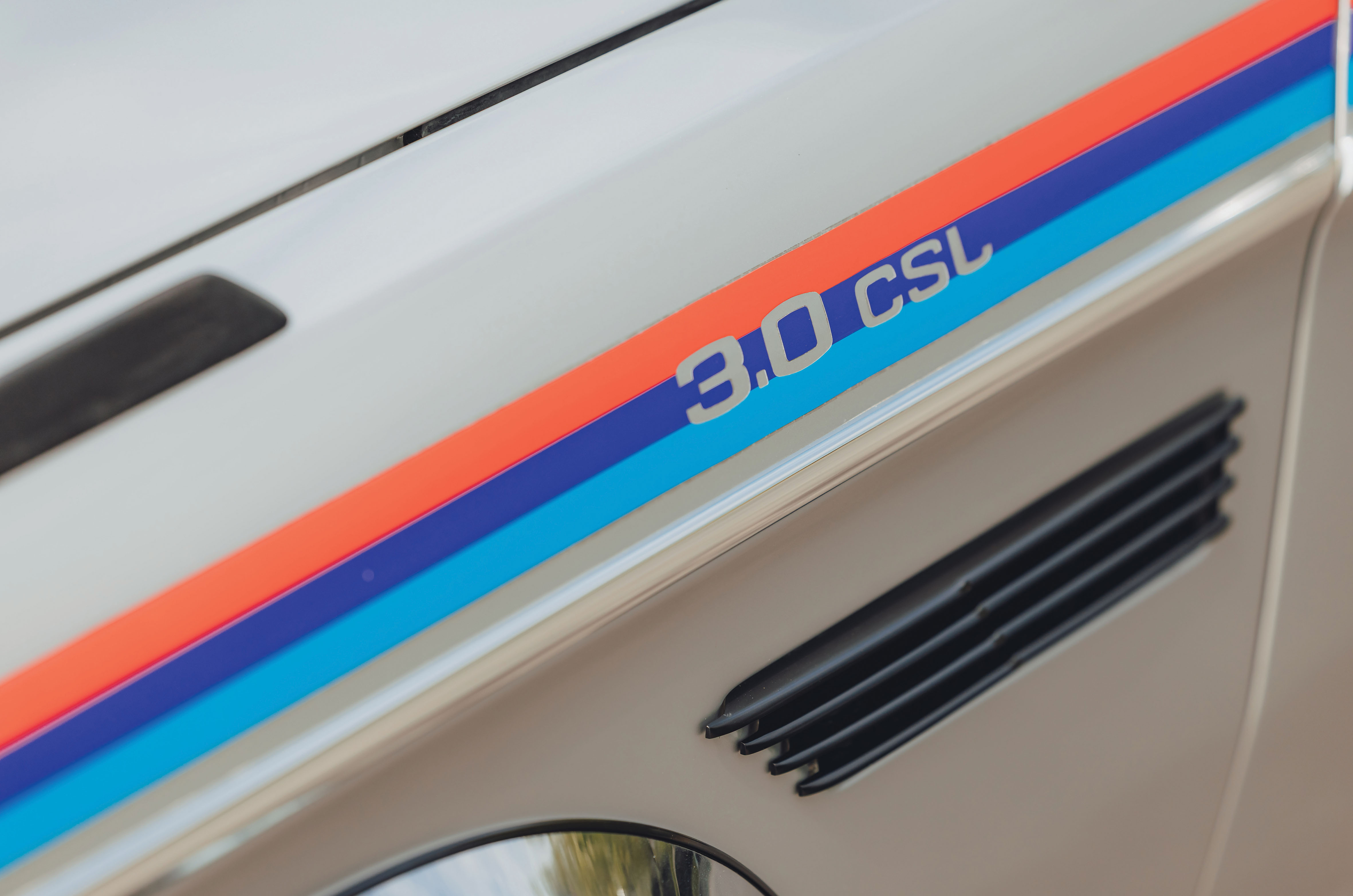 Classic & Sports Car – BMW 3.0 CSL ‘Batmobile’ vs Porsche 911 Carrera RS 2.7: the speed of light
