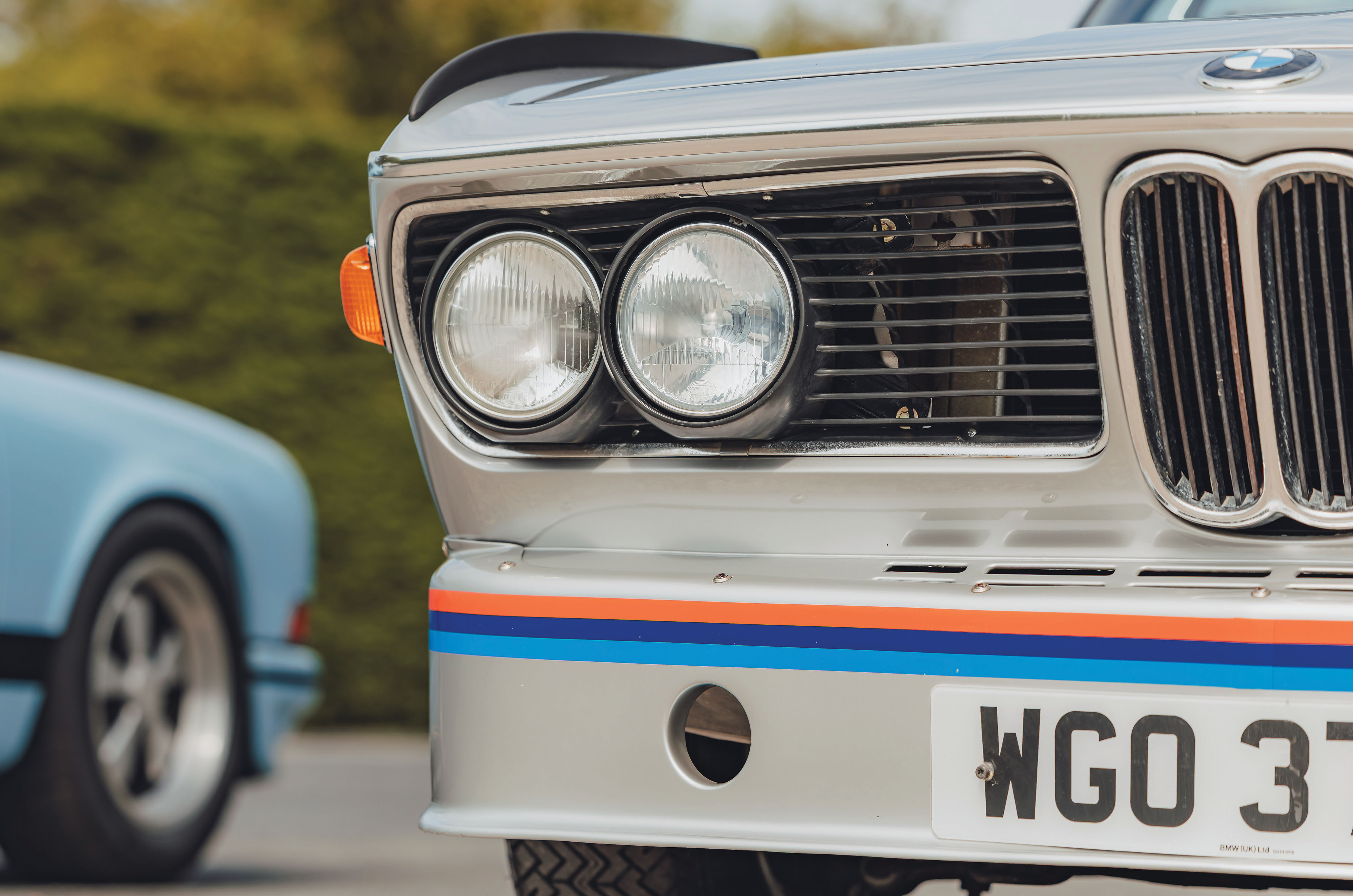 Classic & Sports Car – BMW 3.0 CSL ‘Batmobile’ vs Porsche 911 Carrera RS 2.7: the speed of light