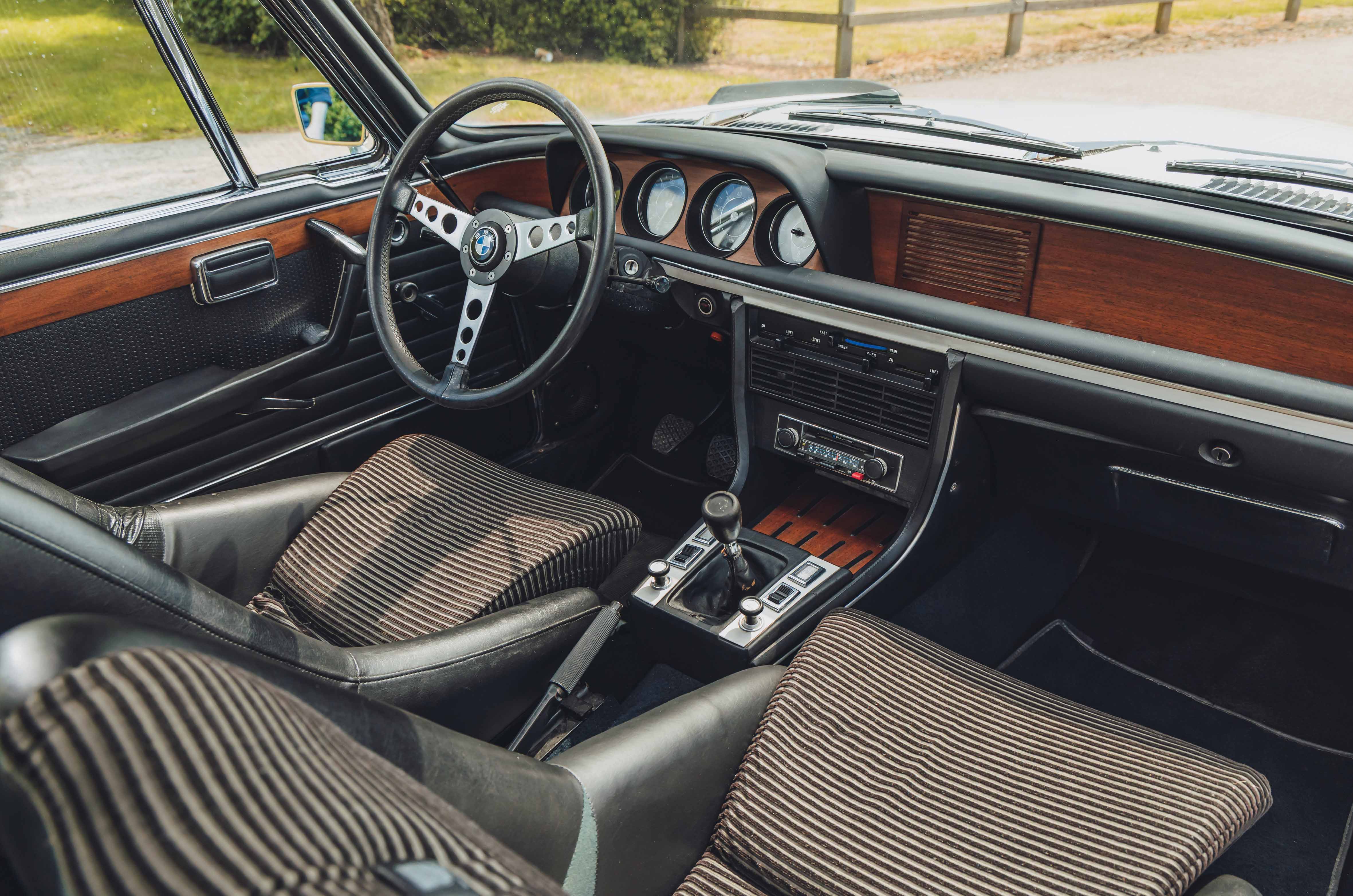 Classic & Sports Car – BMW 3.0 CSL ‘Batmobile’ vs Porsche 911 Carrera RS 2.7: the speed of light