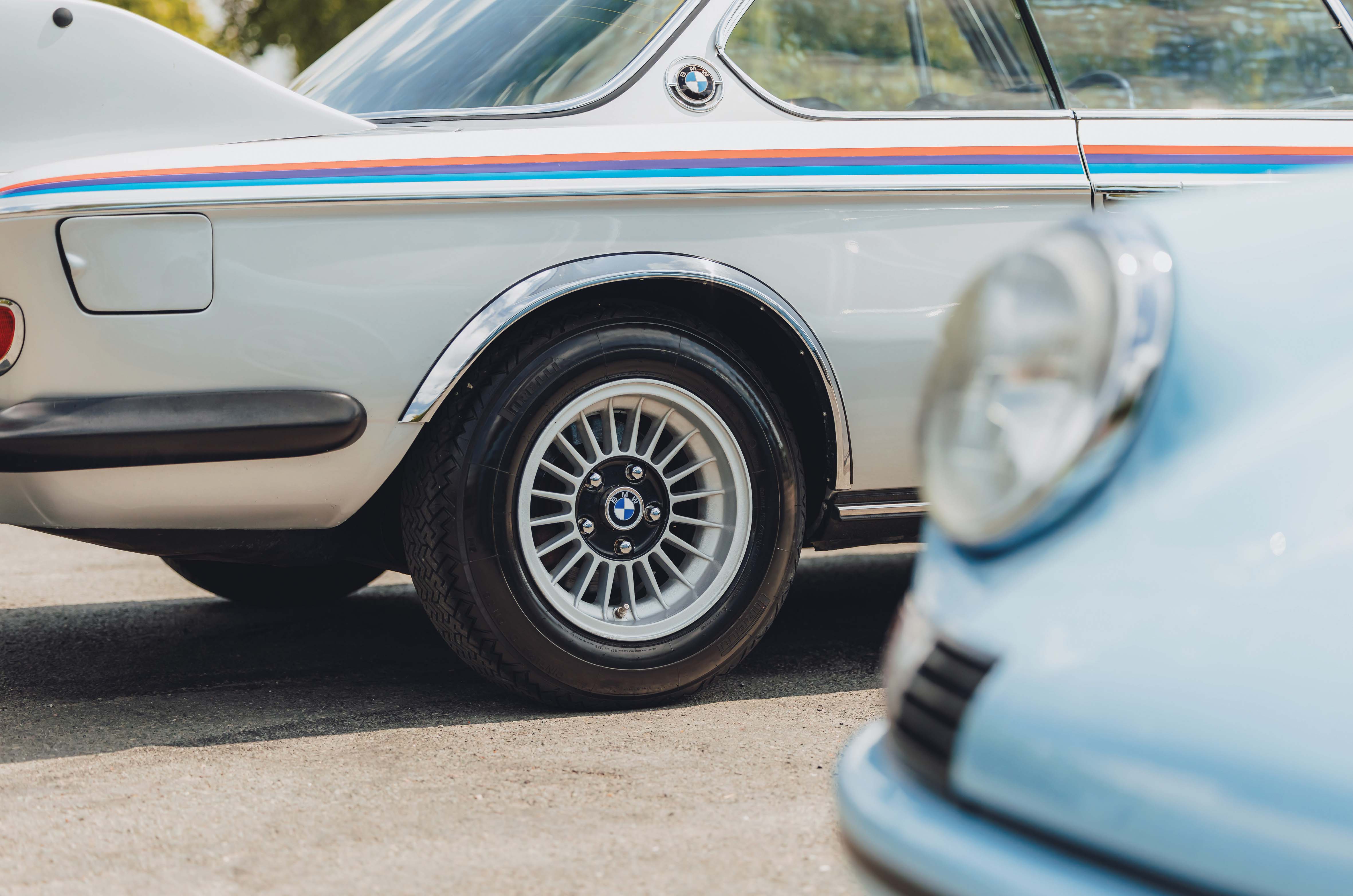 Classic & Sports Car – BMW 3.0 CSL ‘Batmobile’ vs Porsche 911 Carrera RS 2.7: the speed of light