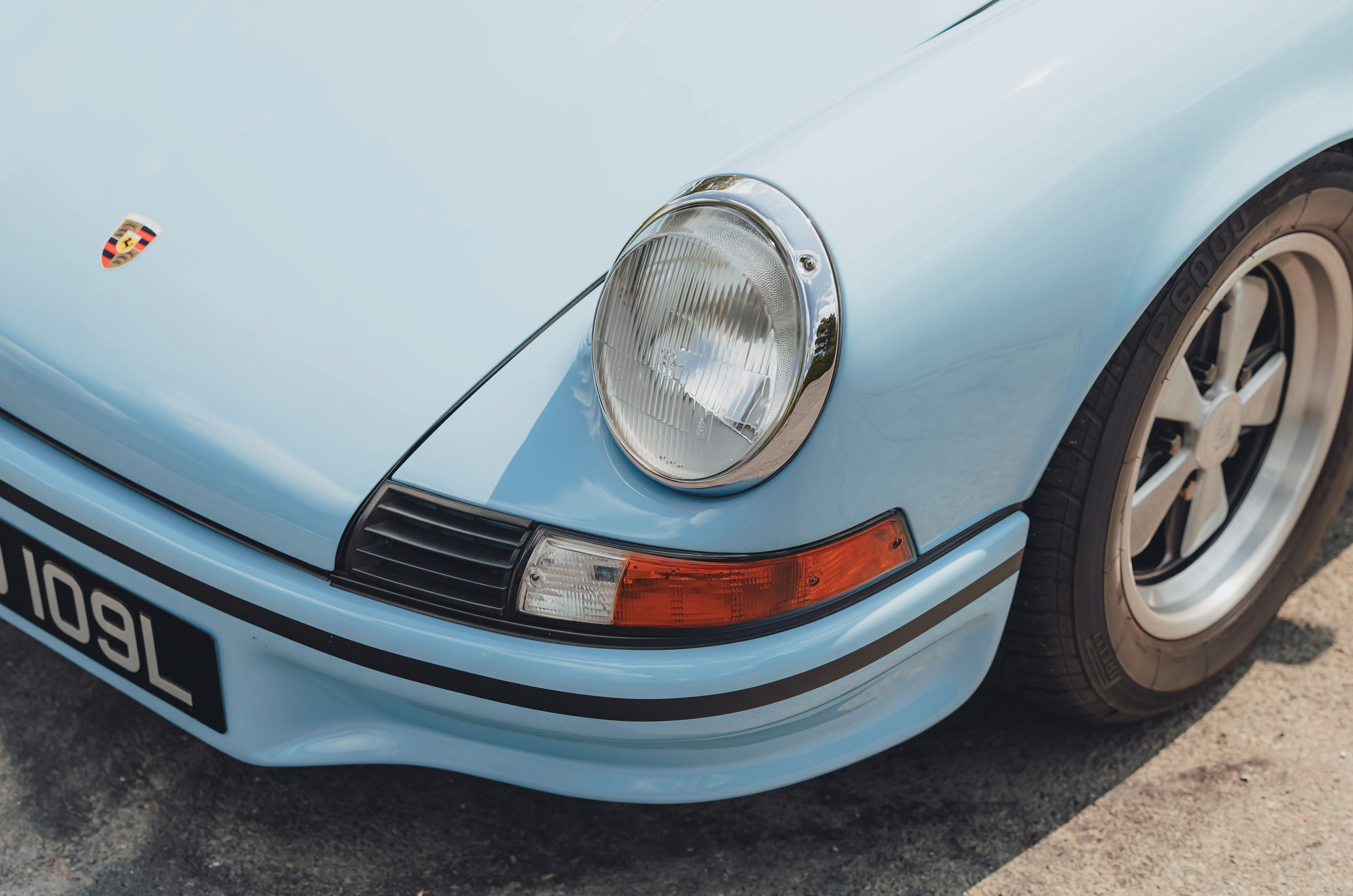Classic & Sports Car – BMW 3.0 CSL ‘Batmobile’ vs Porsche 911 Carrera RS 2.7: the speed of light
