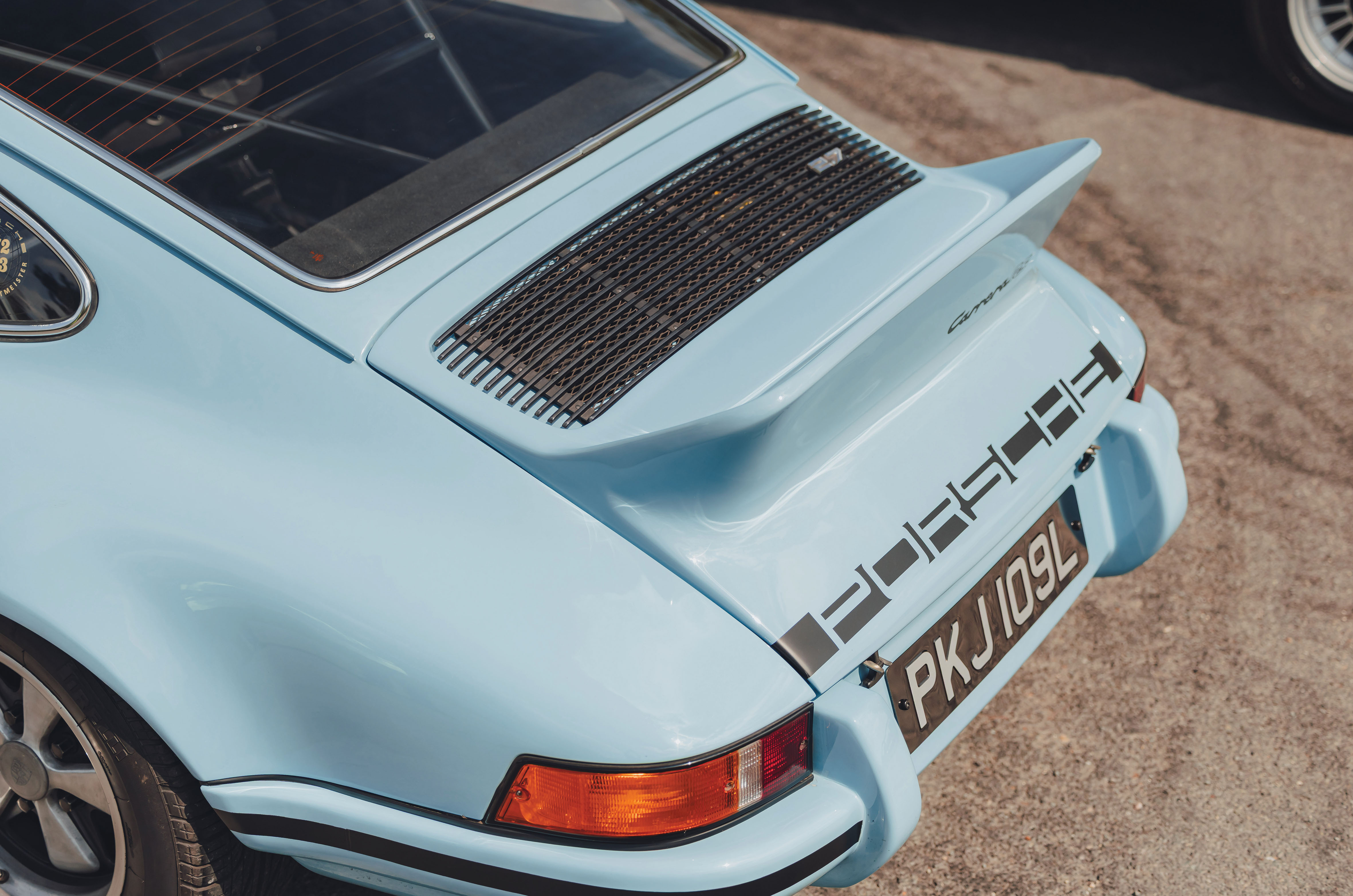 Classic & Sports Car – BMW 3.0 CSL ‘Batmobile’ vs Porsche 911 Carrera RS 2.7: the speed of light