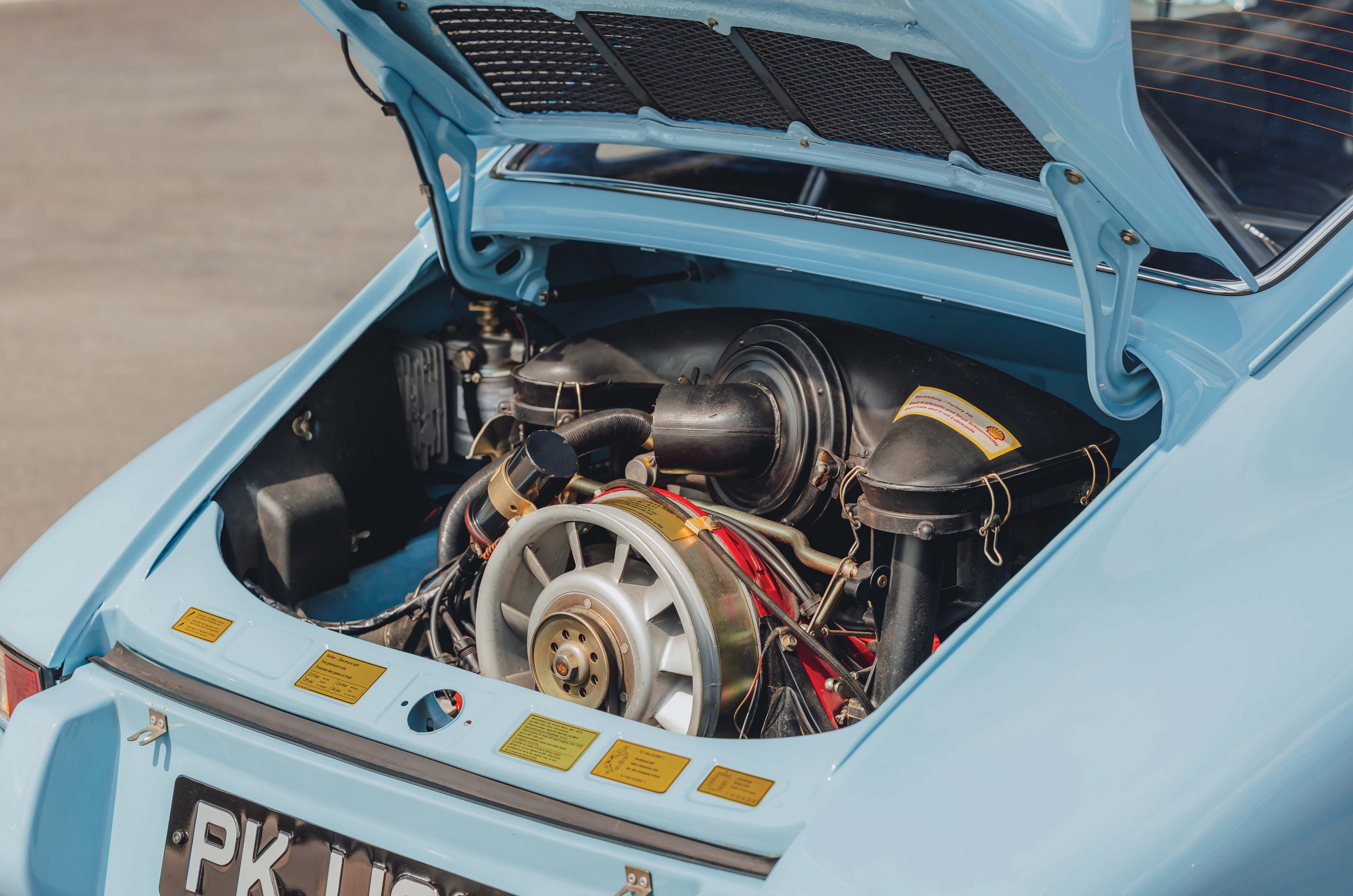 Classic & Sports Car – BMW 3.0 CSL ‘Batmobile’ vs Porsche 911 Carrera RS 2.7: the speed of light