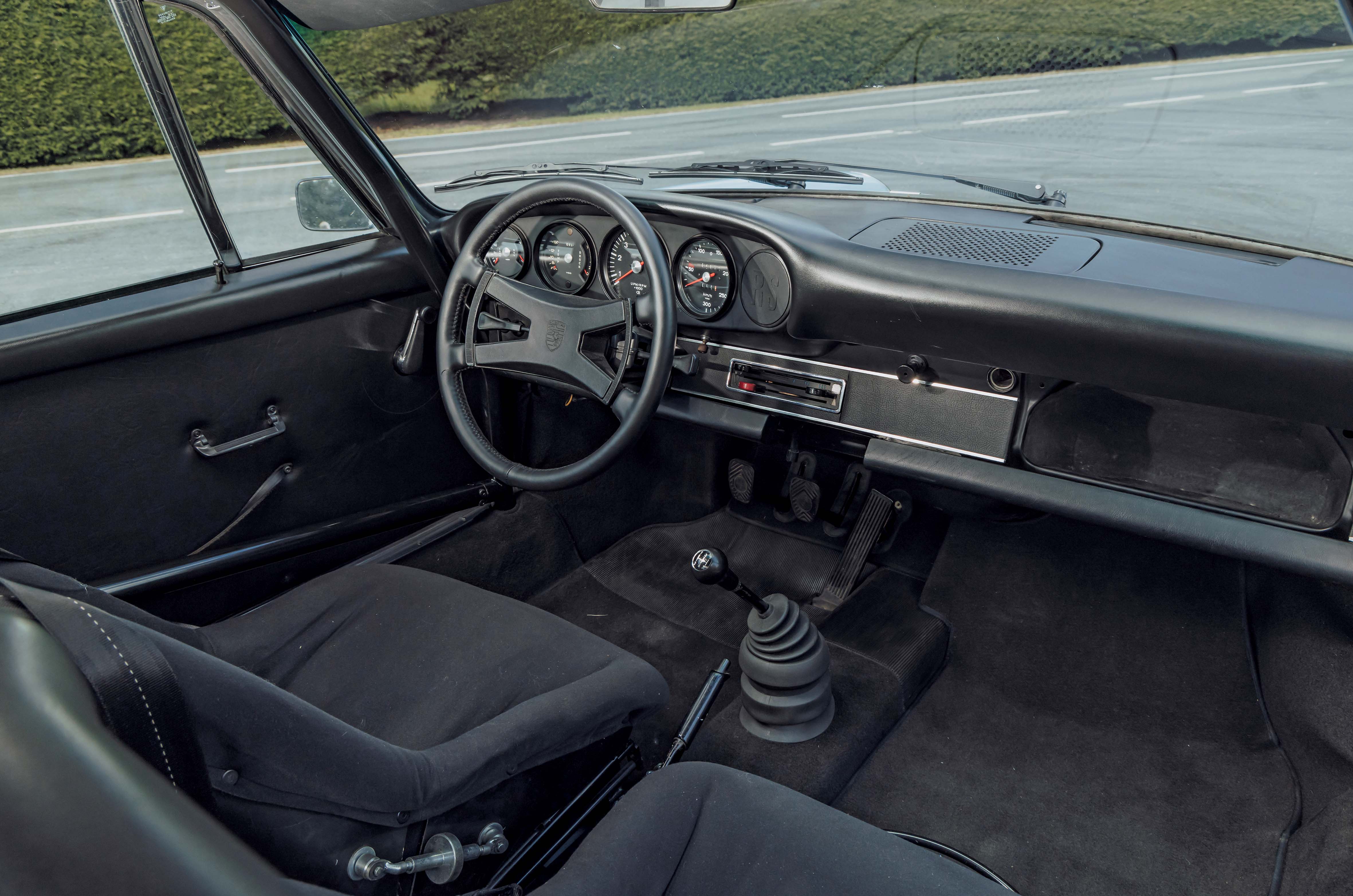 Classic & Sports Car – BMW 3.0 CSL ‘Batmobile’ vs Porsche 911 Carrera RS 2.7: the speed of light