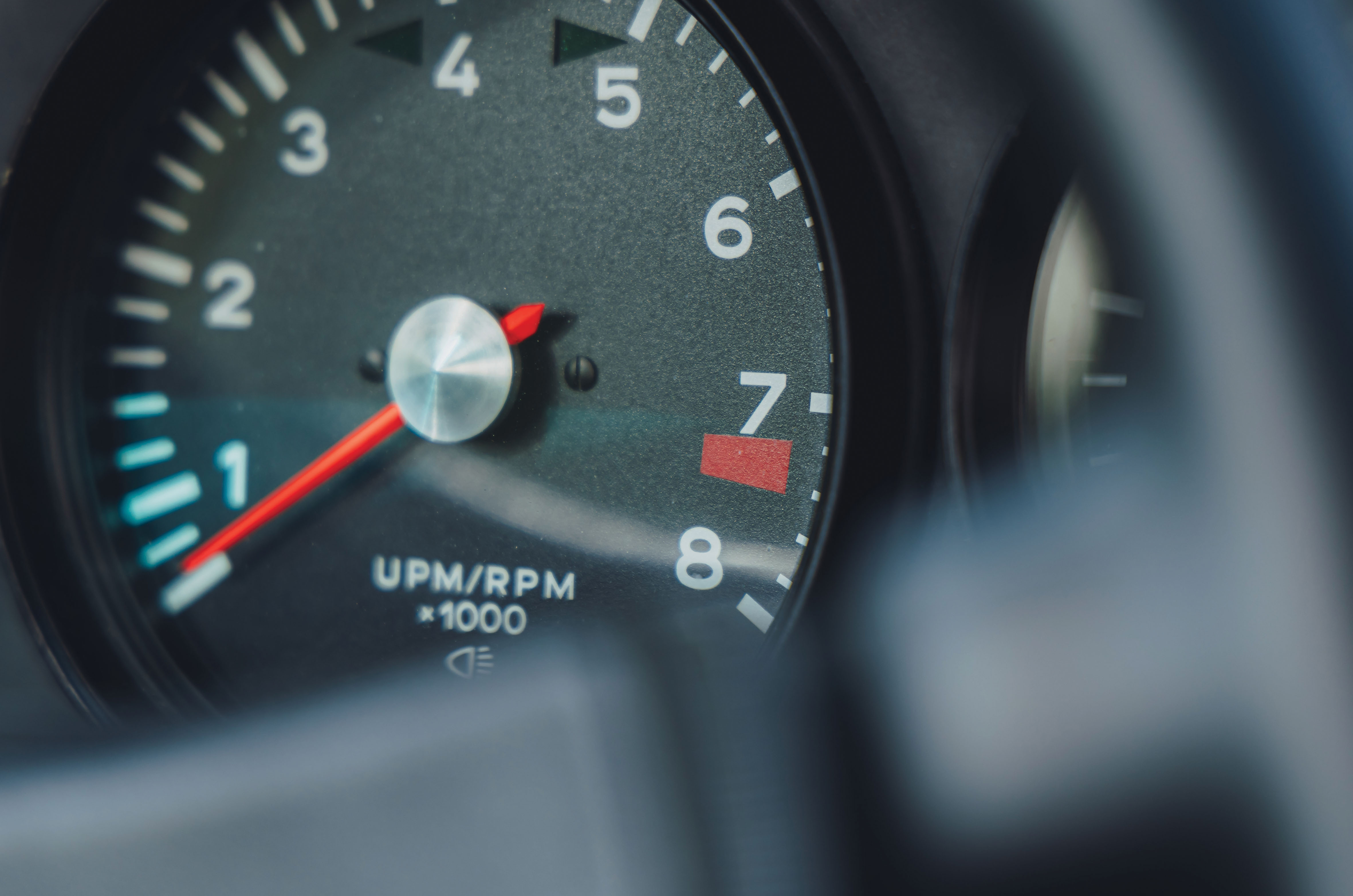 Classic & Sports Car – BMW 3.0 CSL ‘Batmobile’ vs Porsche 911 Carrera RS 2.7: the speed of light