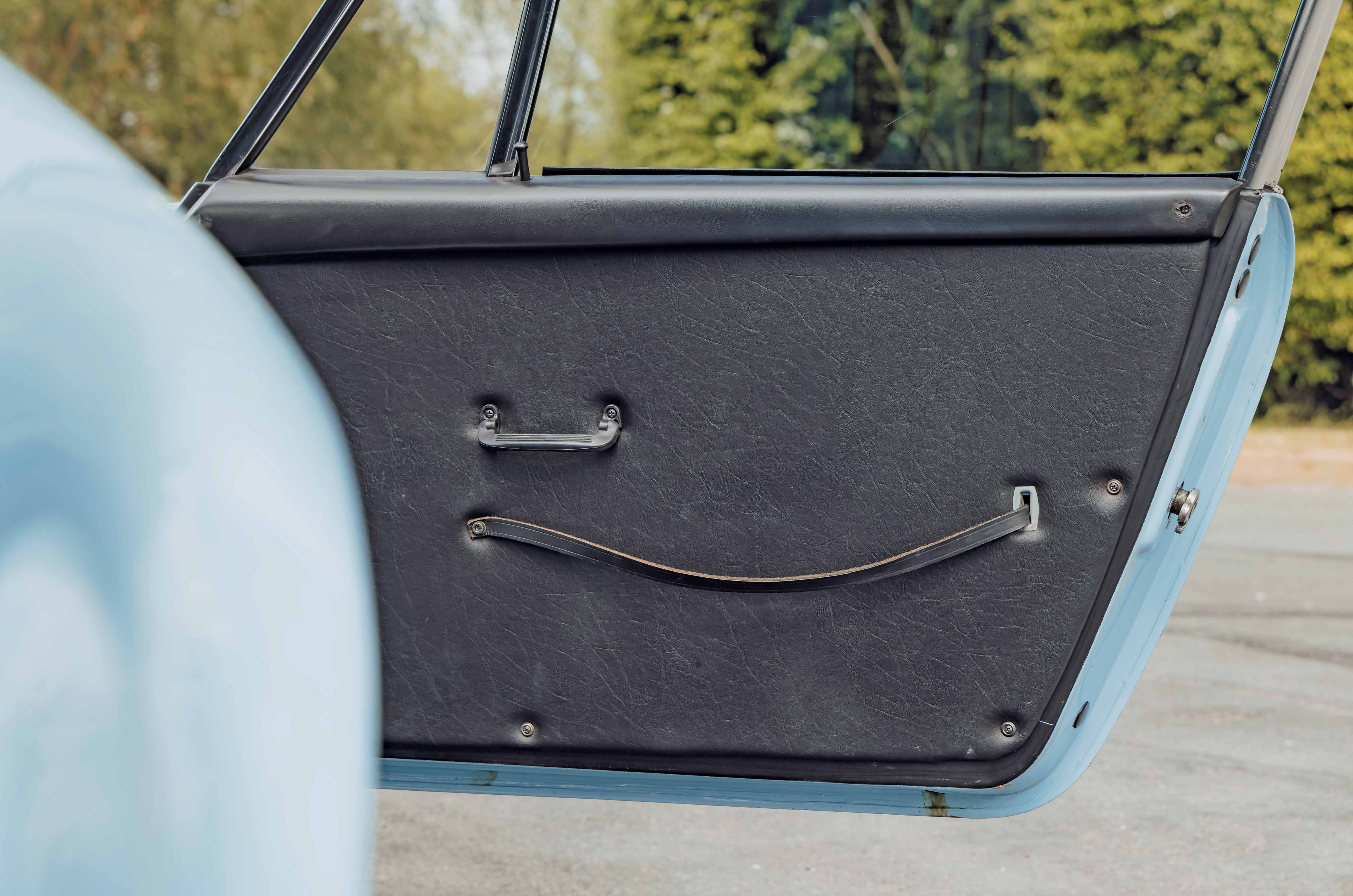 Classic & Sports Car – BMW 3.0 CSL ‘Batmobile’ vs Porsche 911 Carrera RS 2.7: the speed of light