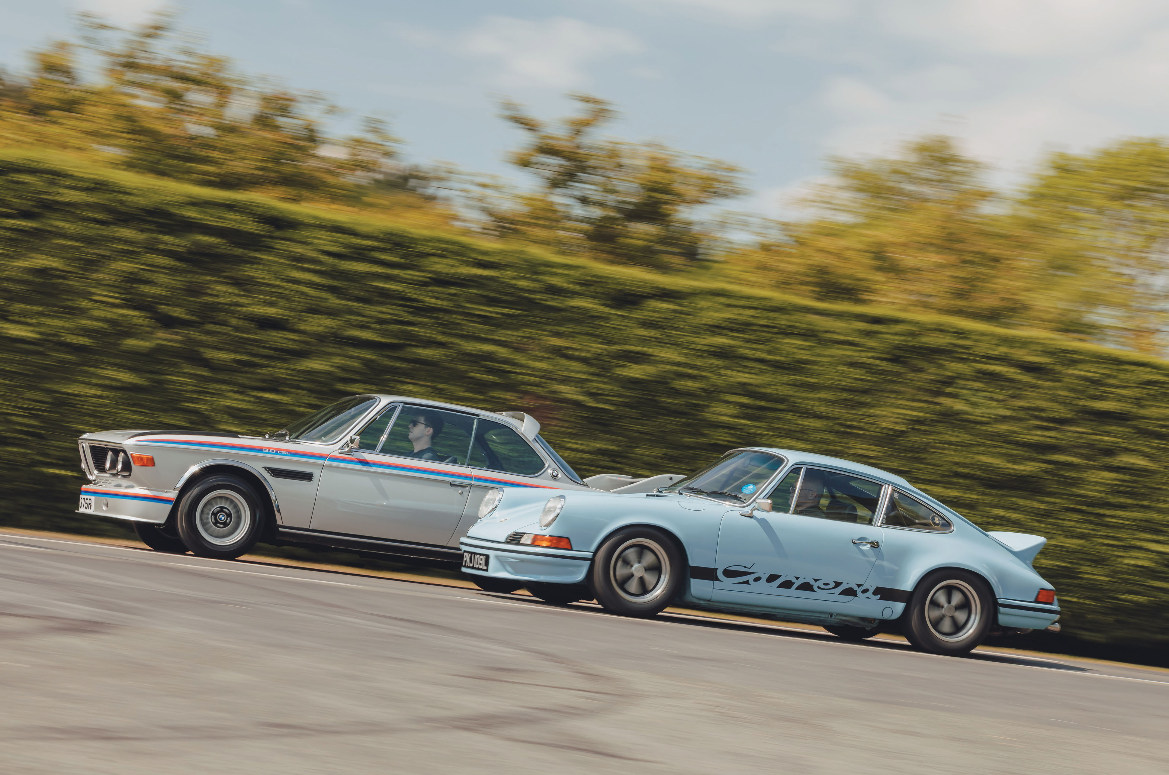 Classic & Sports Car – BMW 3.0 CSL ‘Batmobile’ vs Porsche 911 Carrera RS 2.7: the speed of light