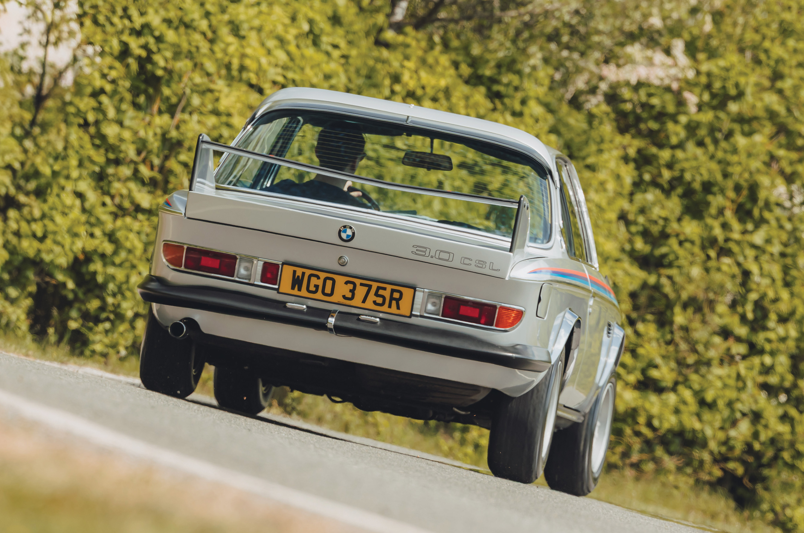 Classic & Sports Car – BMW 3.0 CSL ‘Batmobile’ vs Porsche 911 Carrera RS 2.7: the speed of light
