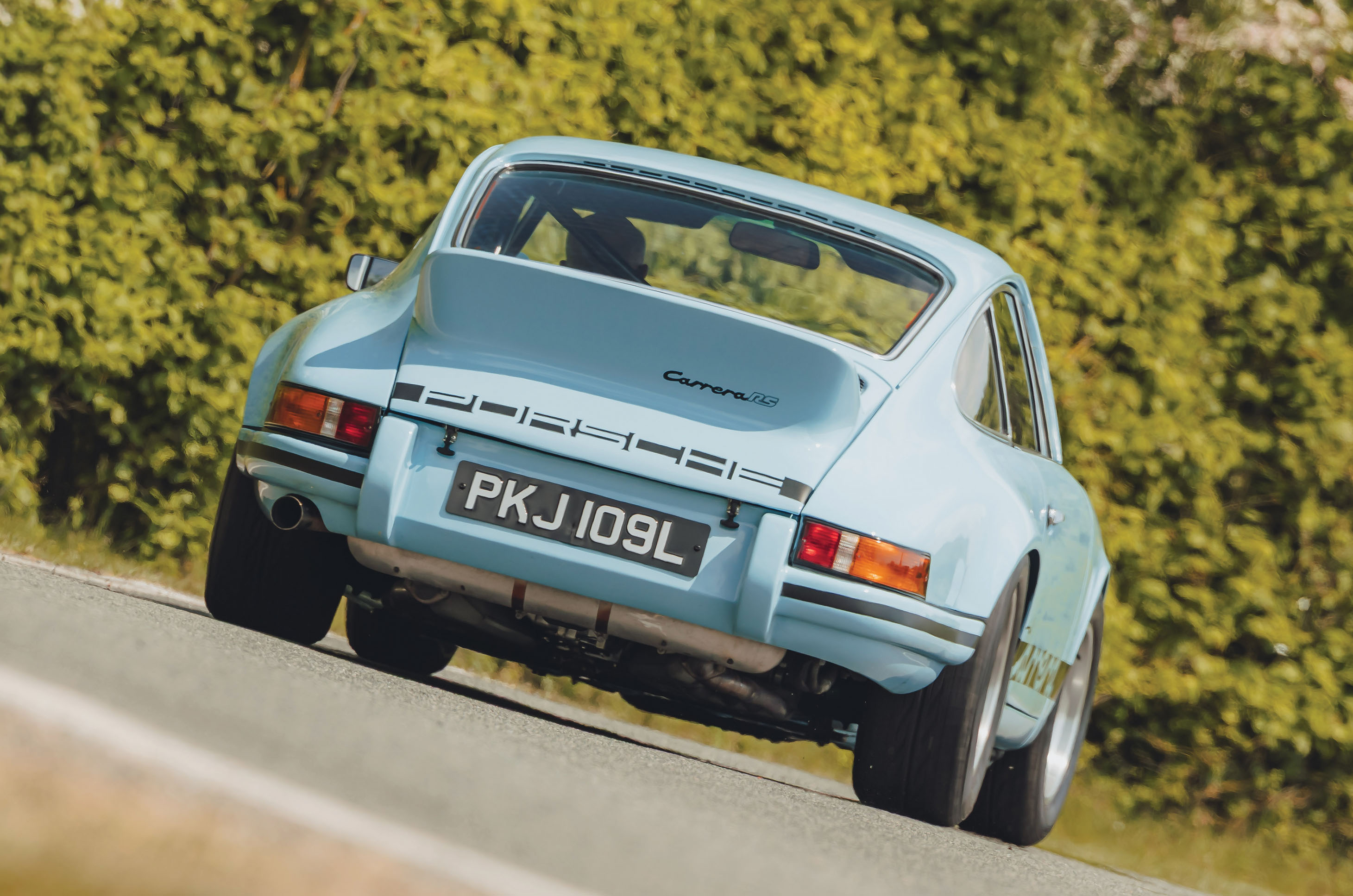 Classic & Sports Car – BMW 3.0 CSL ‘Batmobile’ vs Porsche 911 Carrera RS 2.7: the speed of light