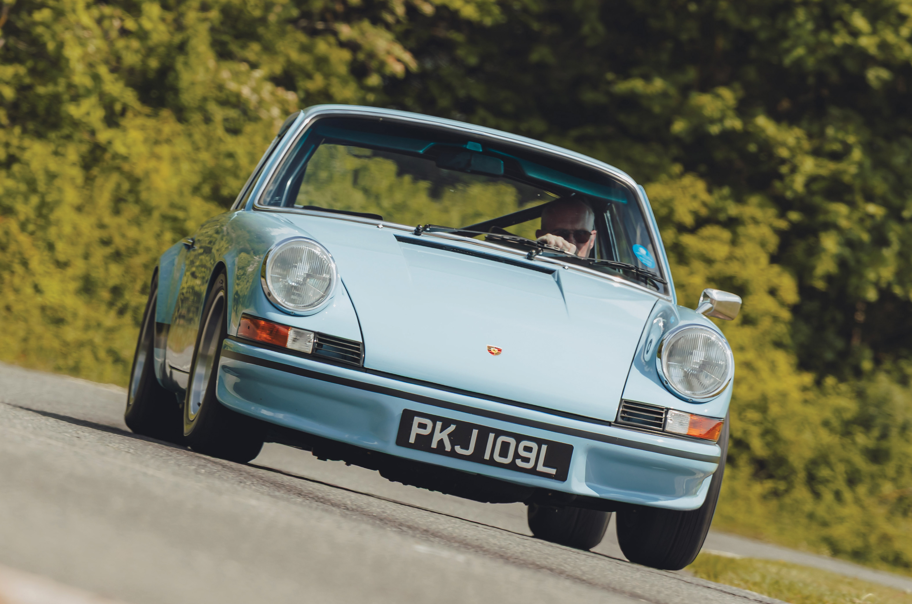 Classic & Sports Car – BMW 3.0 CSL ‘Batmobile’ vs Porsche 911 Carrera RS 2.7: the speed of light