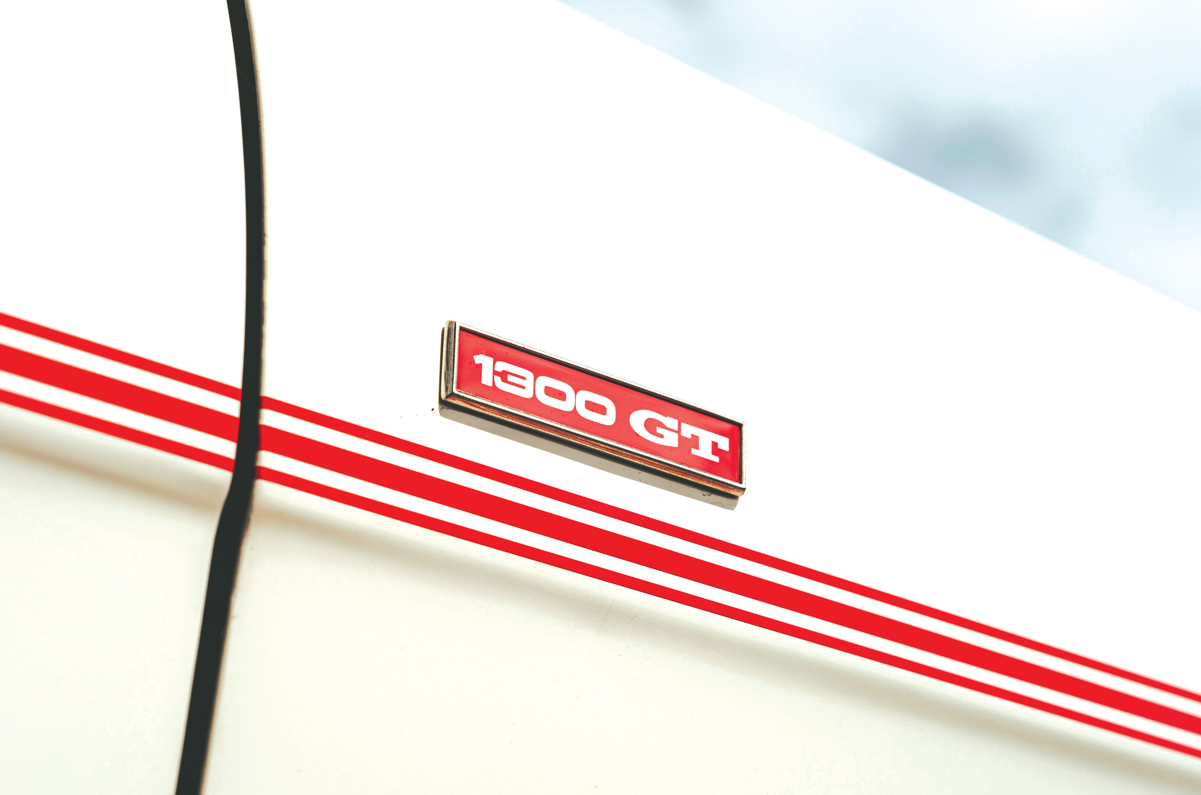 Classic & Sports Car – Austin Mini Cooper MkII vs Ford Escort 1300 GT