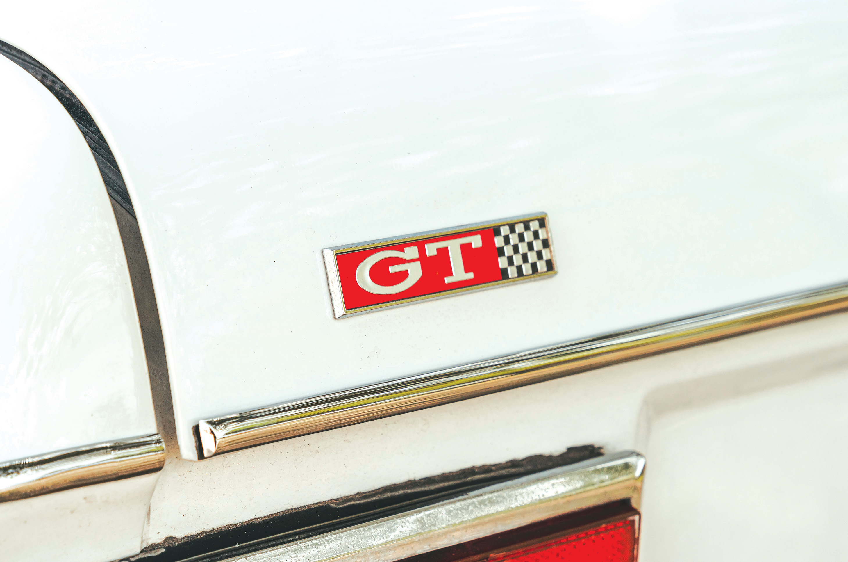 Classic & Sports Car – Austin Mini Cooper MkII vs Ford Escort 1300 GT