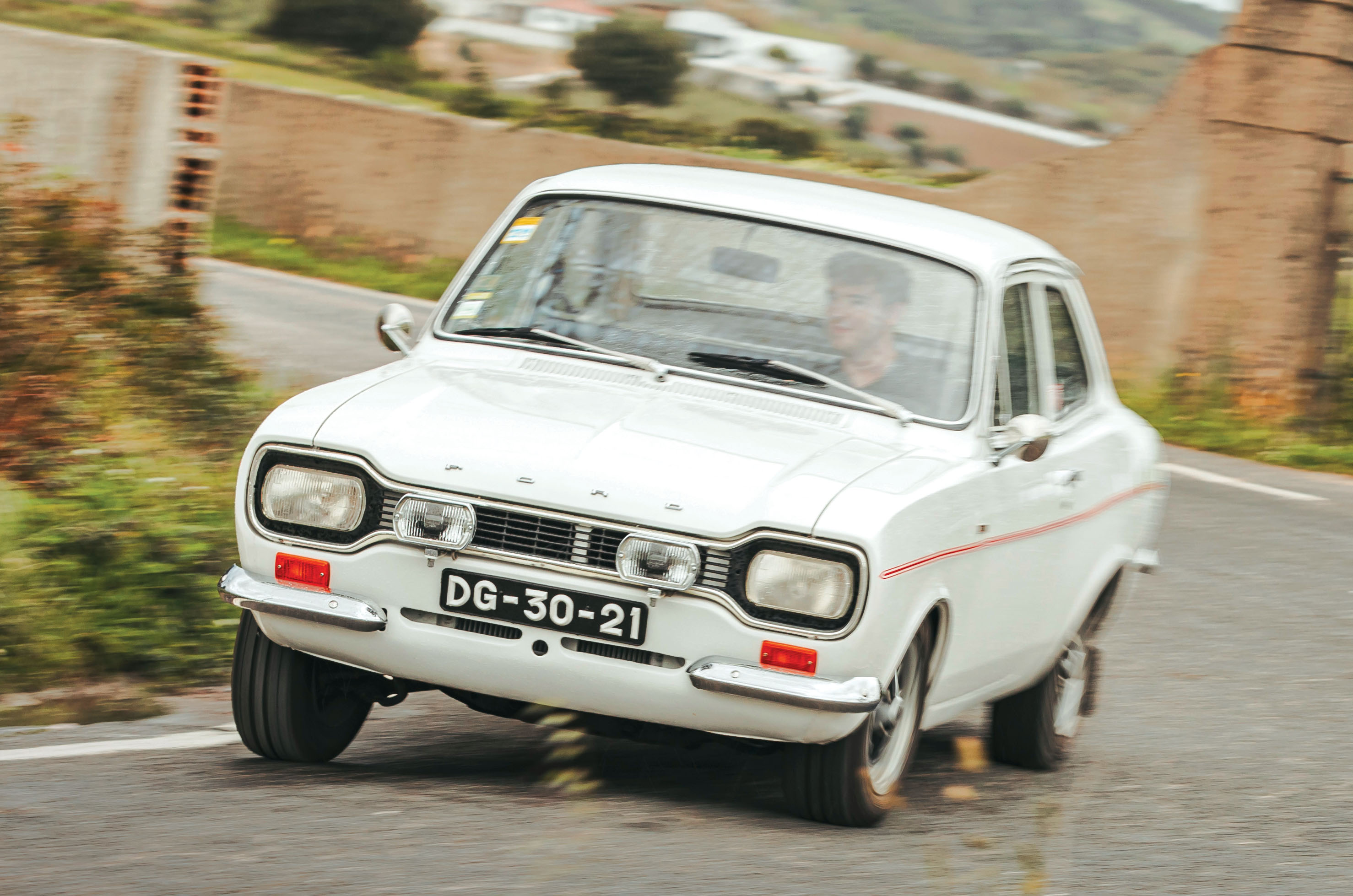 Classic & Sports Car – Austin Mini Cooper MkII vs Ford Escort 1300 GT