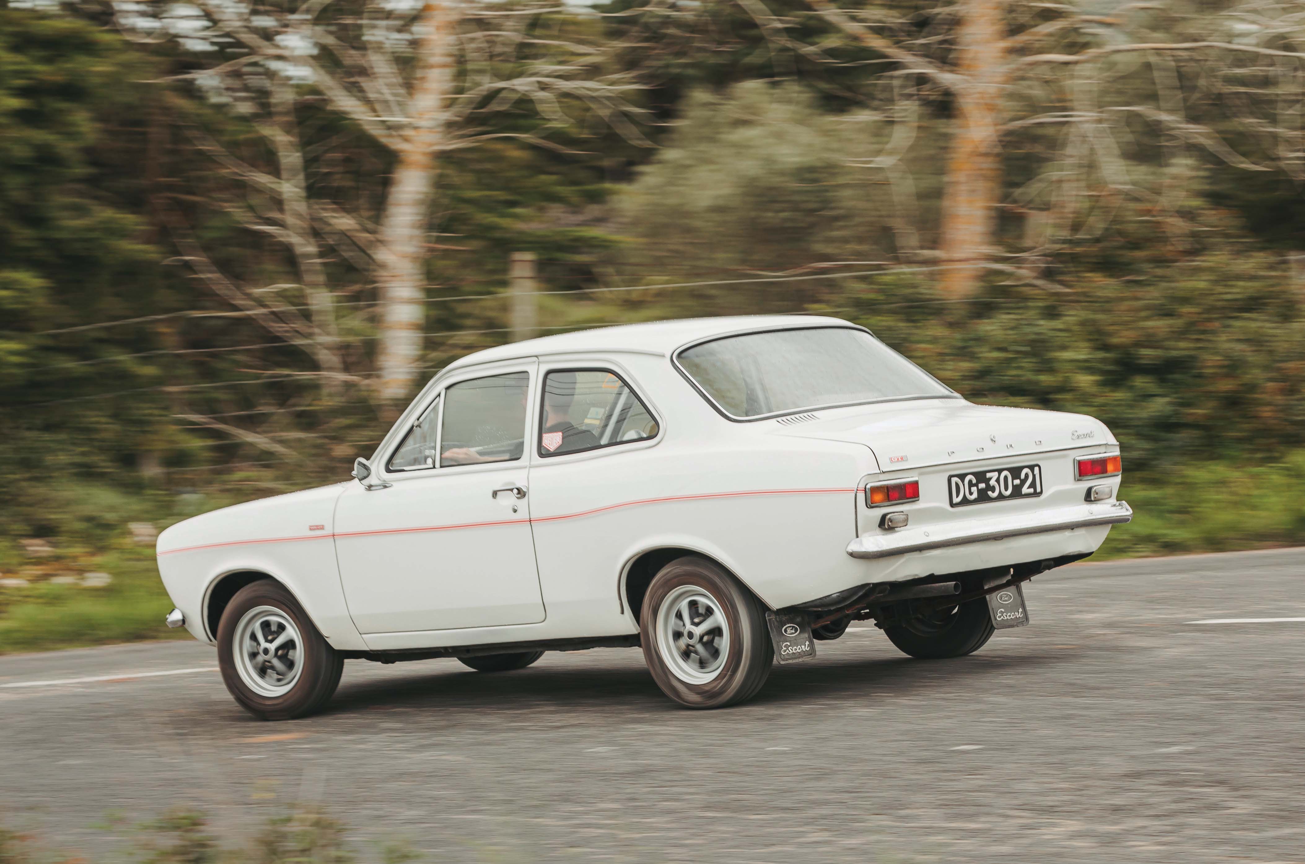 Classic & Sports Car – Austin Mini Cooper MkII vs Ford Escort 1300 GT