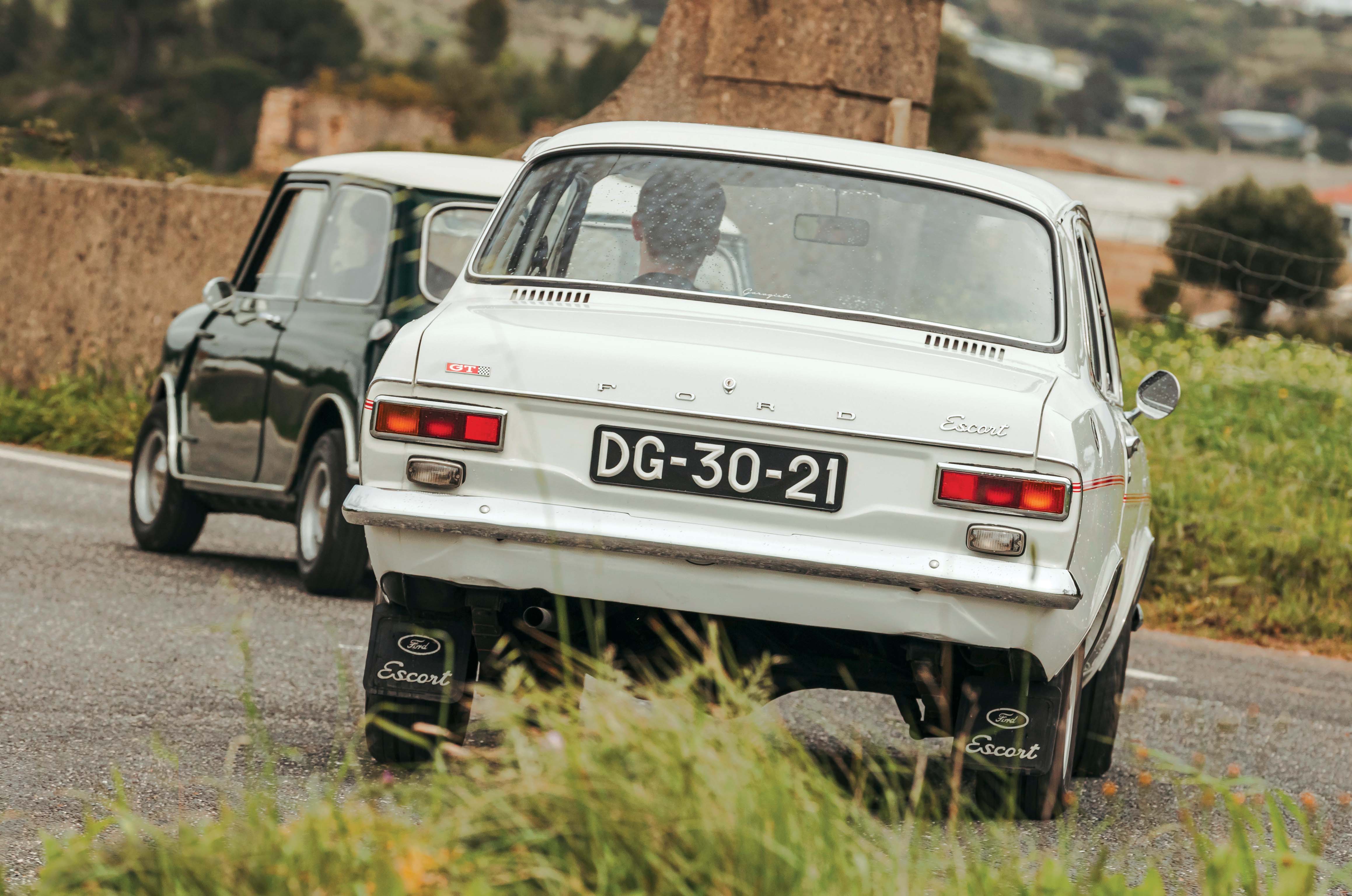 Classic & Sports Car – Austin Mini Cooper MkII vs Ford Escort 1300 GT