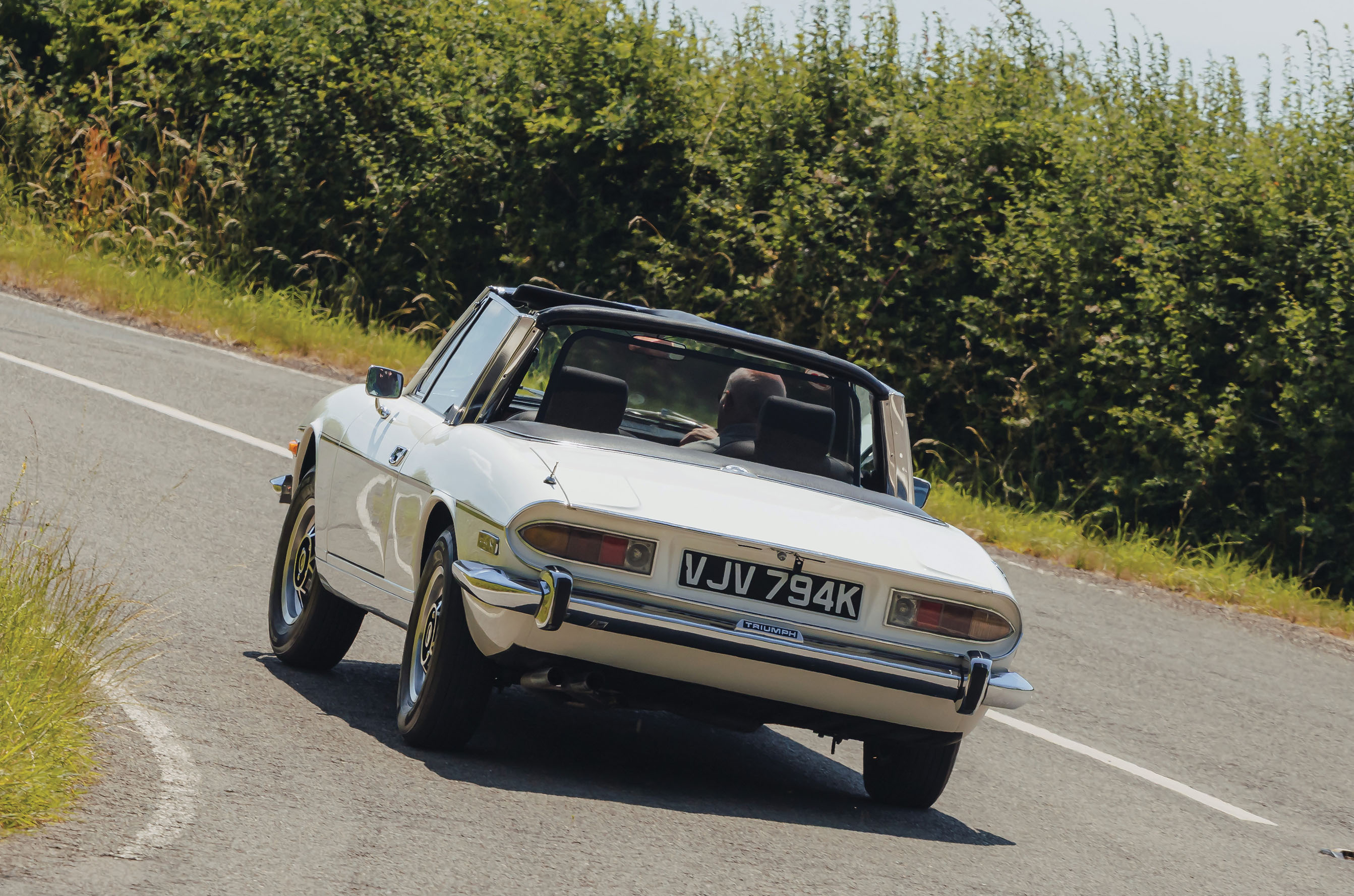 Classic & Sports Car – Triumph Stag vs Ford Mustang Convertible: unlikely rivals