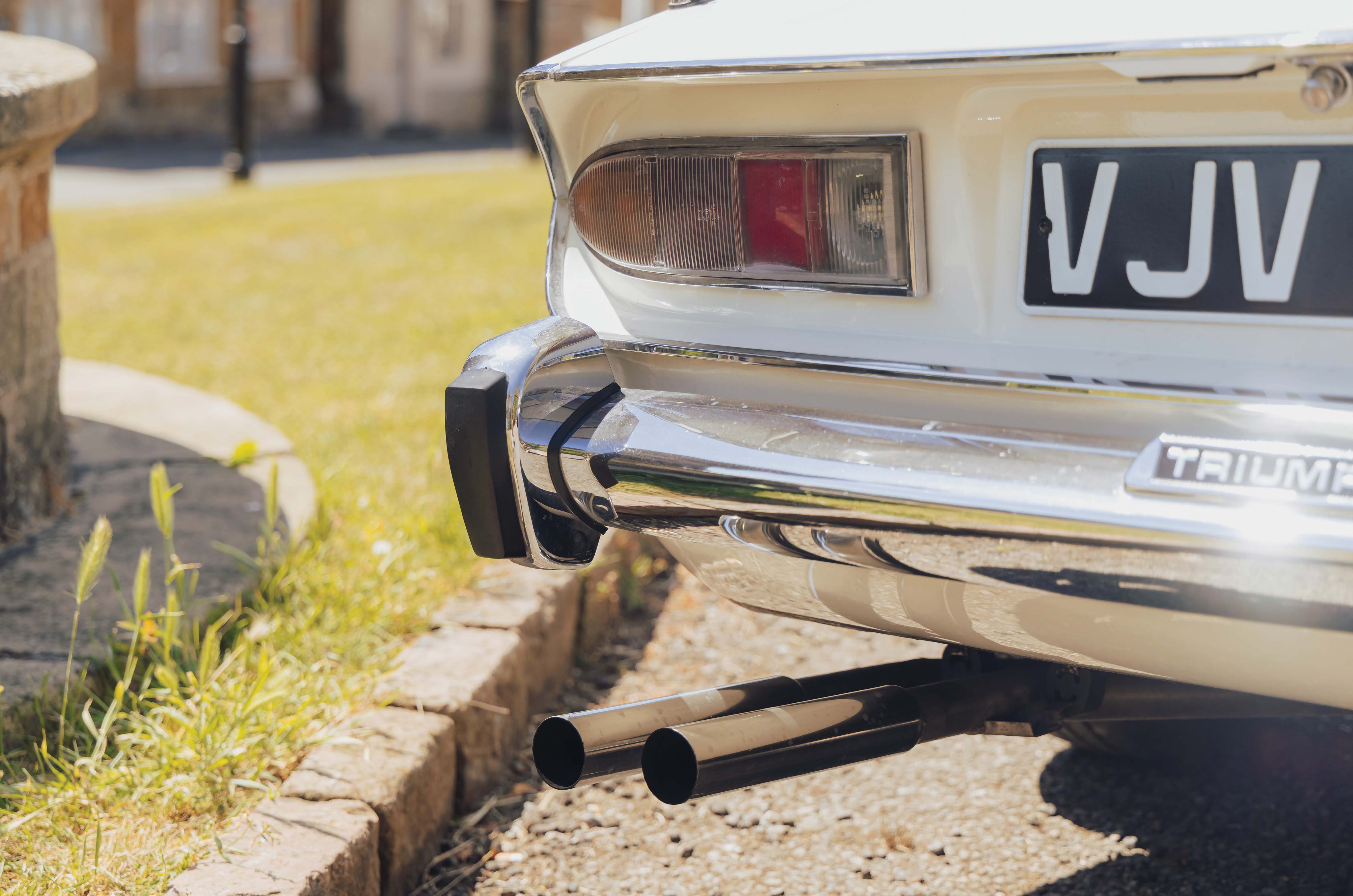 Classic & Sports Car – Triumph Stag vs Ford Mustang Convertible: unlikely rivals