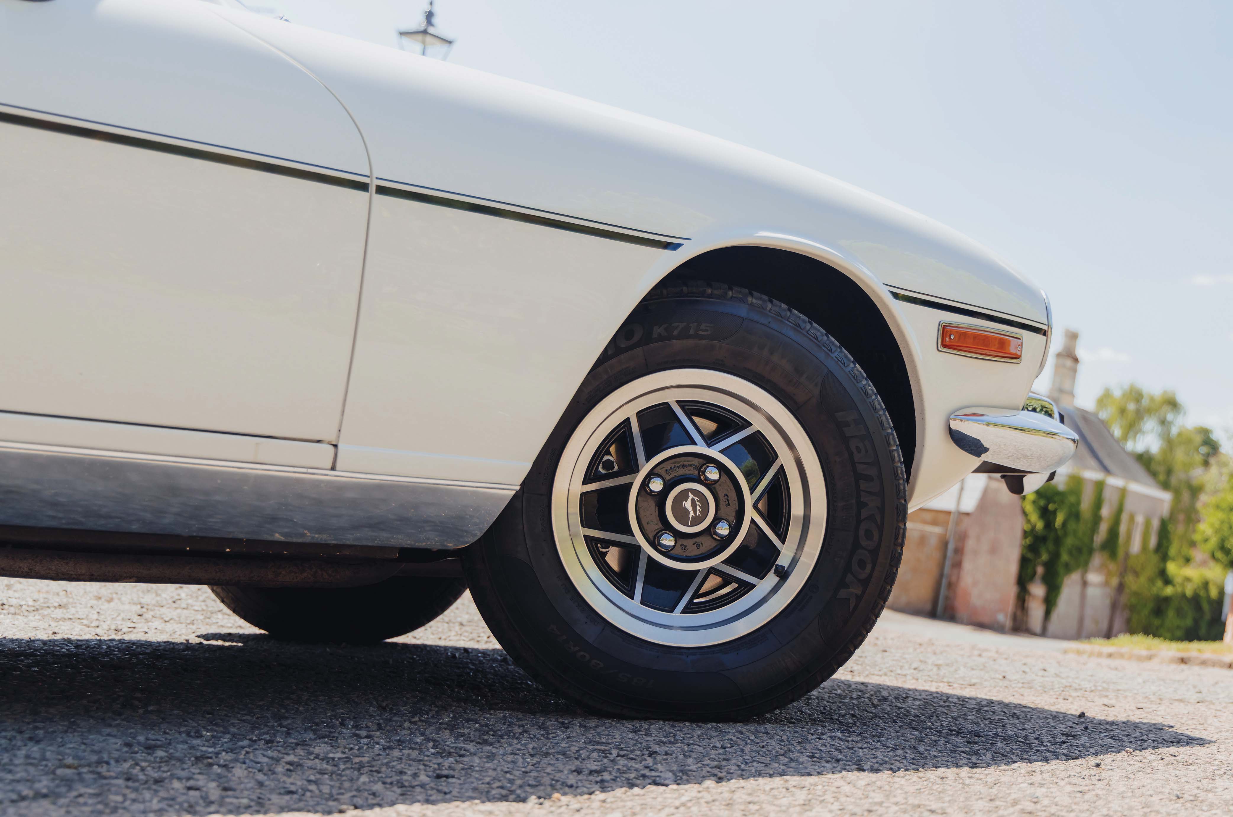 Classic & Sports Car – Triumph Stag vs Ford Mustang Convertible: unlikely rivals