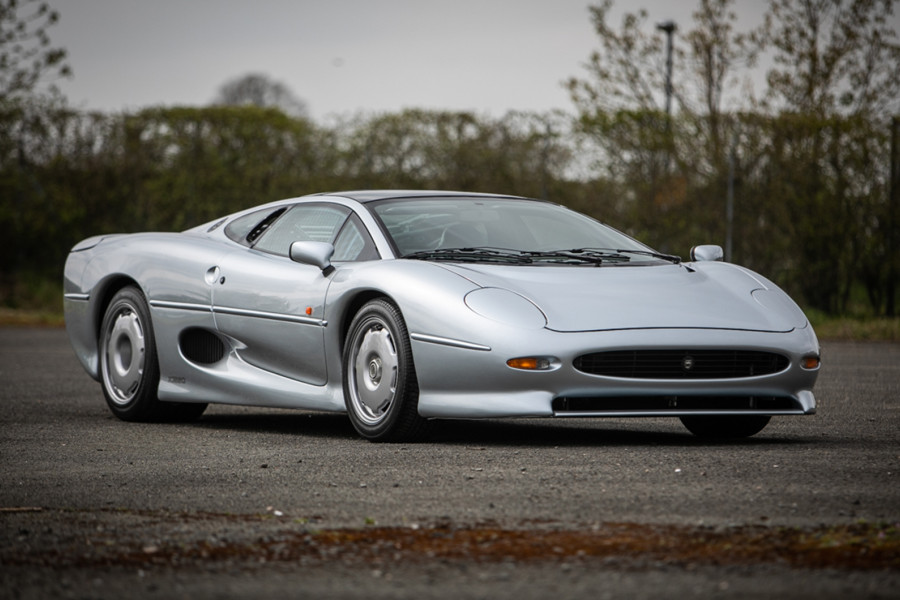 Classic & Sports Car – When did you last see two Jaguar XJ220s in one auction?