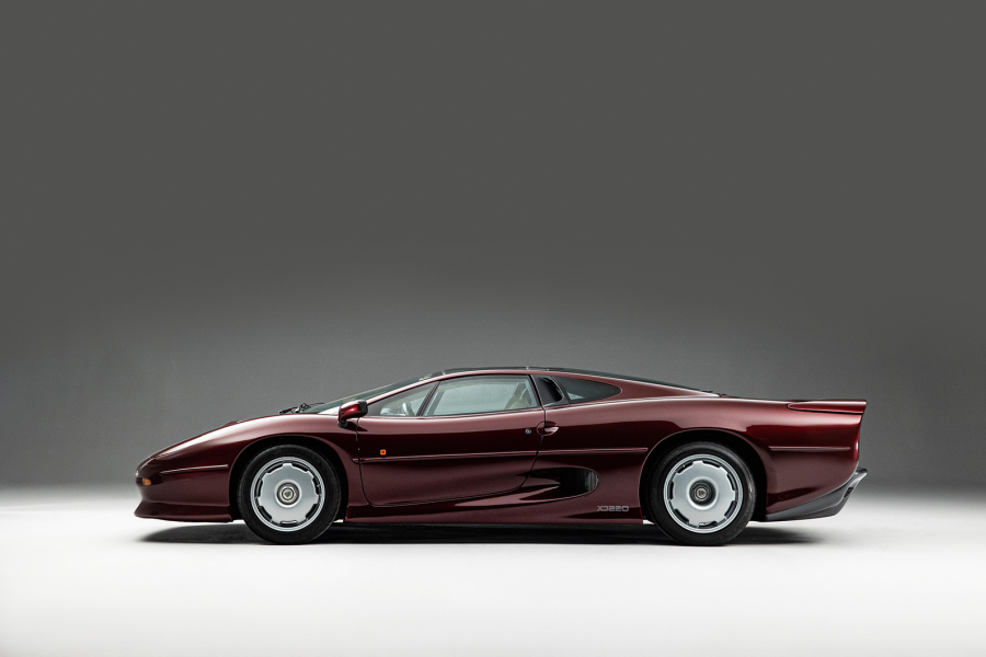 Classic & Sports Car – This Jaguar XJ220 is a record breaker