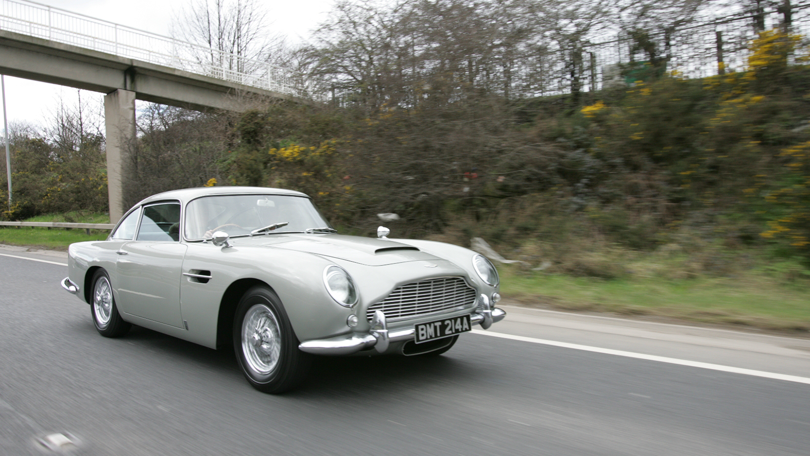 Aston Martin to build 25 new Goldfinger DB5s