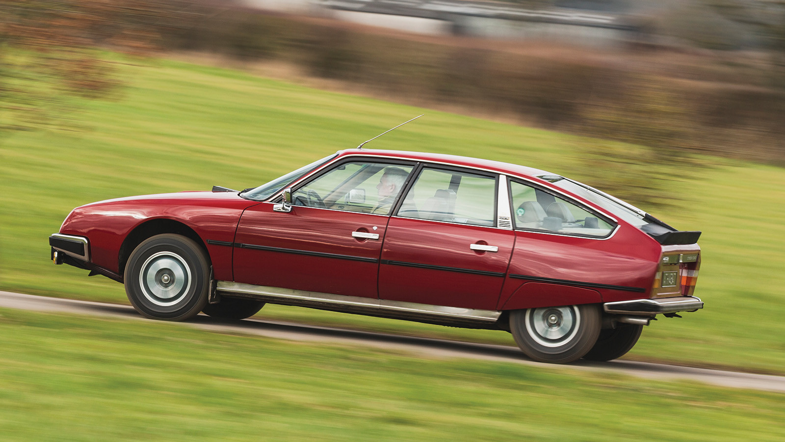 10 classic cars that look like hatchbacks, but aren’t